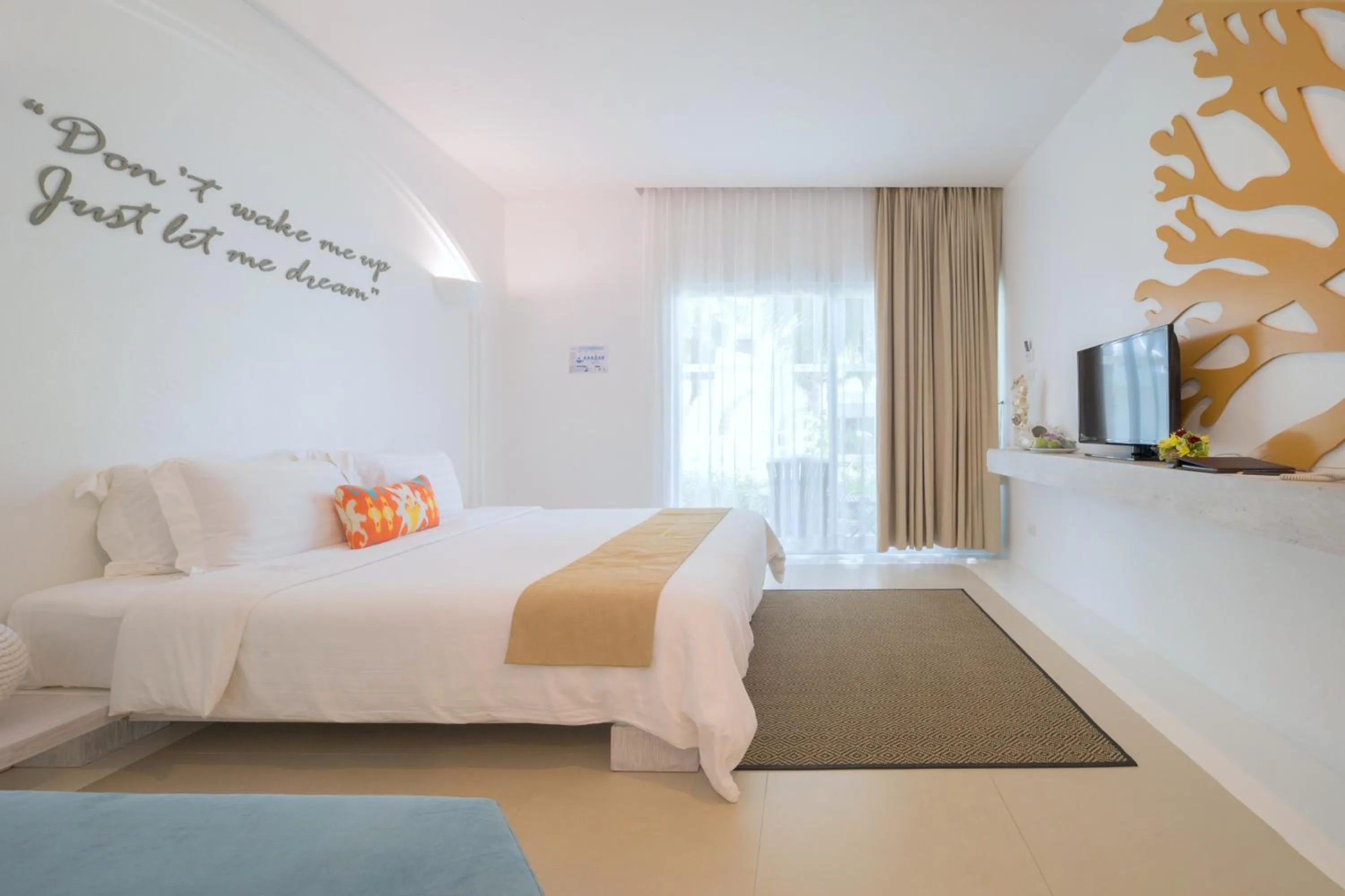 Photo of the whole room, Bed in Ocean Breeze Resort Khaolak