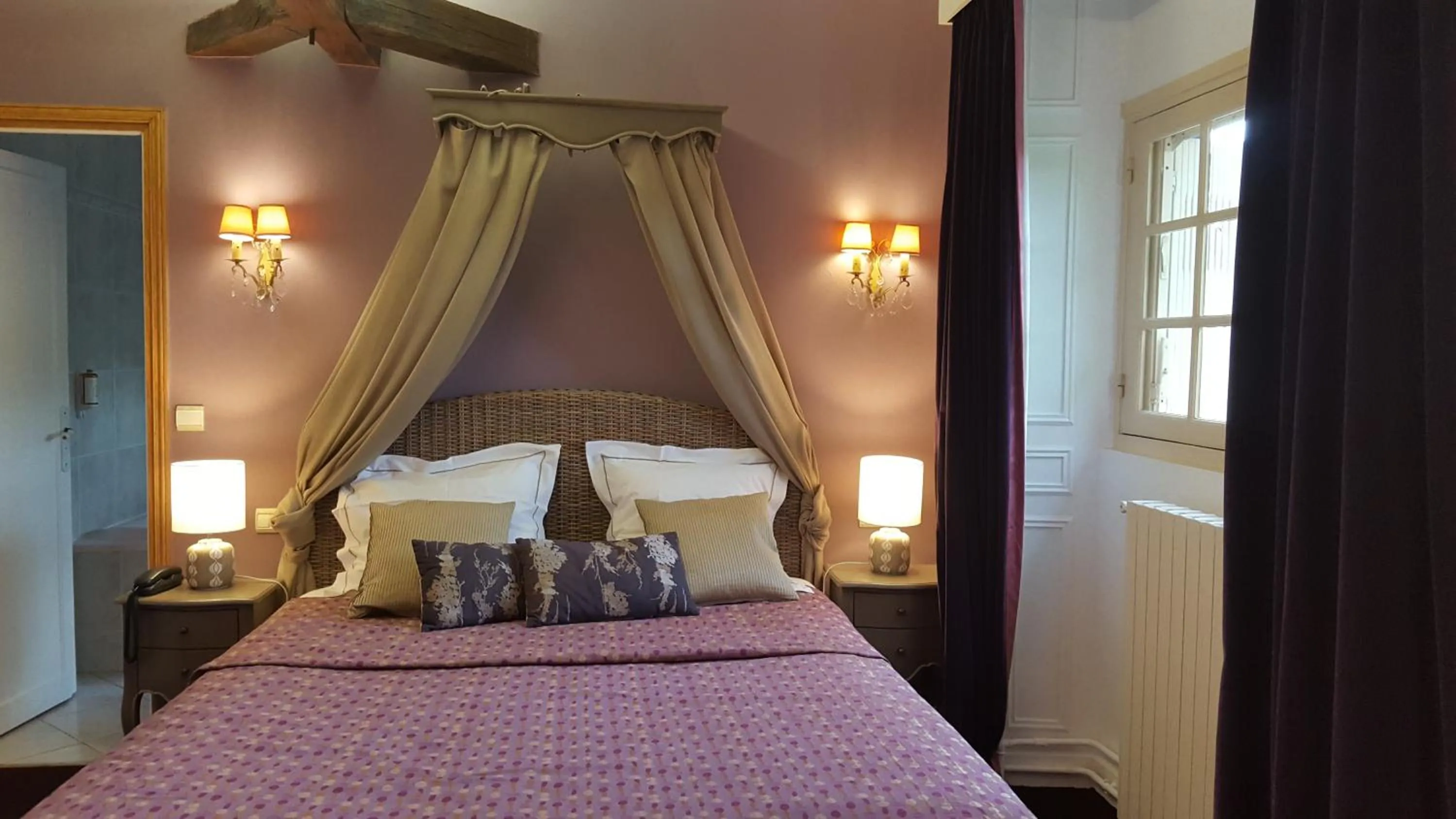 Restaurant/places to eat, Bed in Hôtel-Restaurant Ricordeau