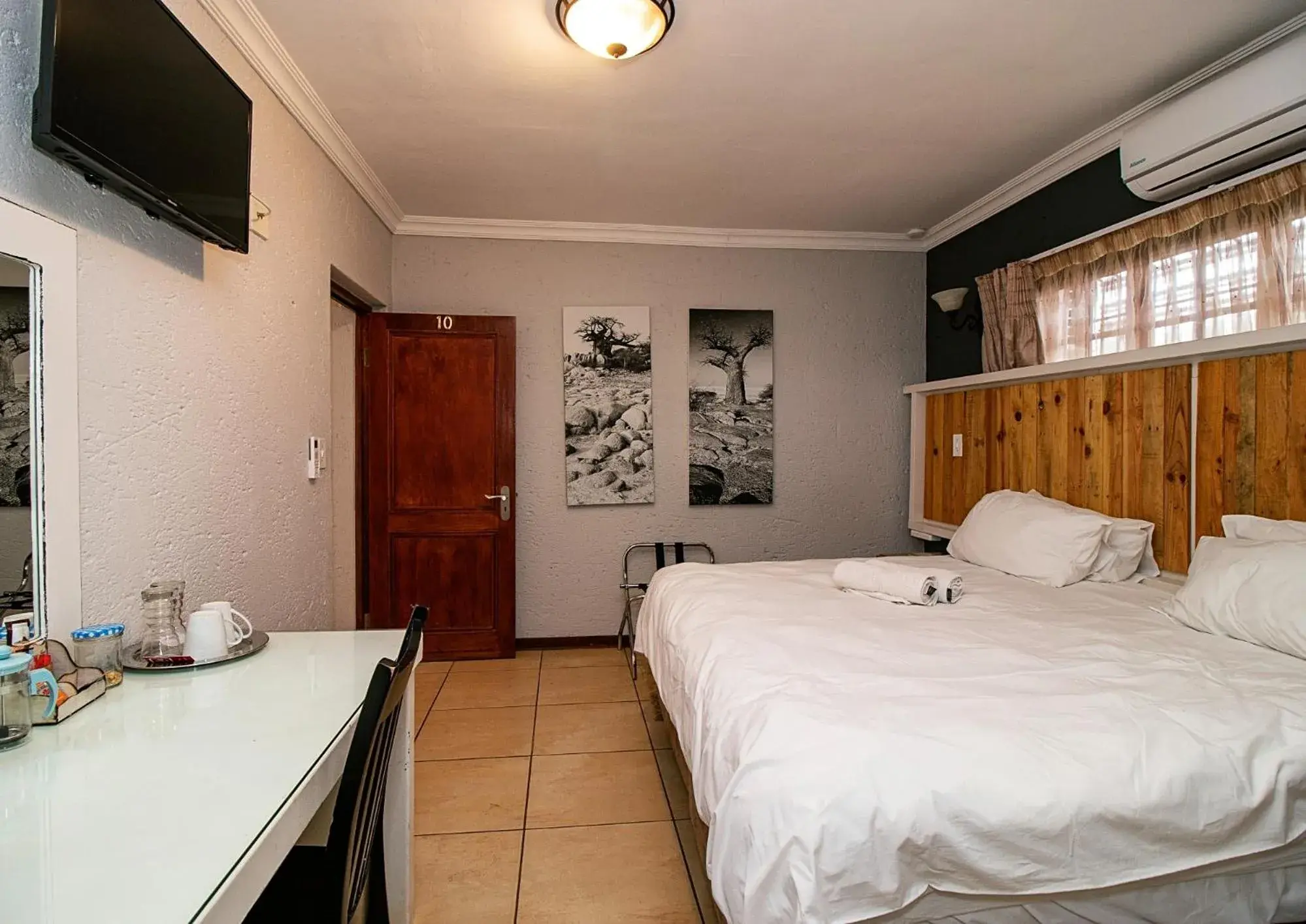 Double Room in The Doors Inn Double Room in The Doors Inn