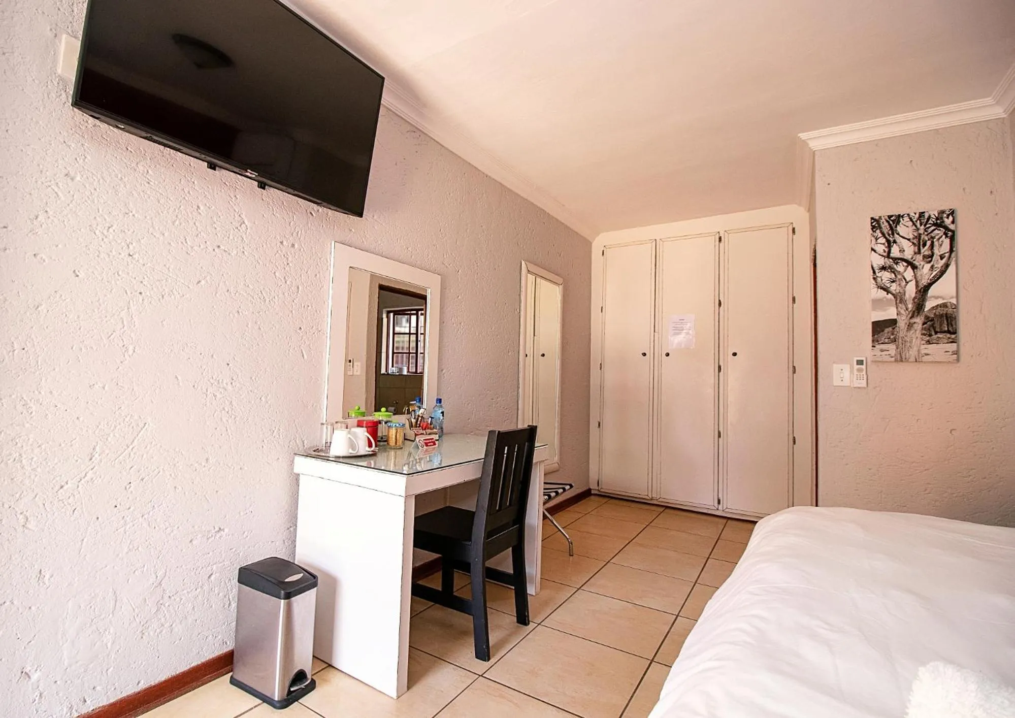 hair dresser, Bed in The Doors Inn