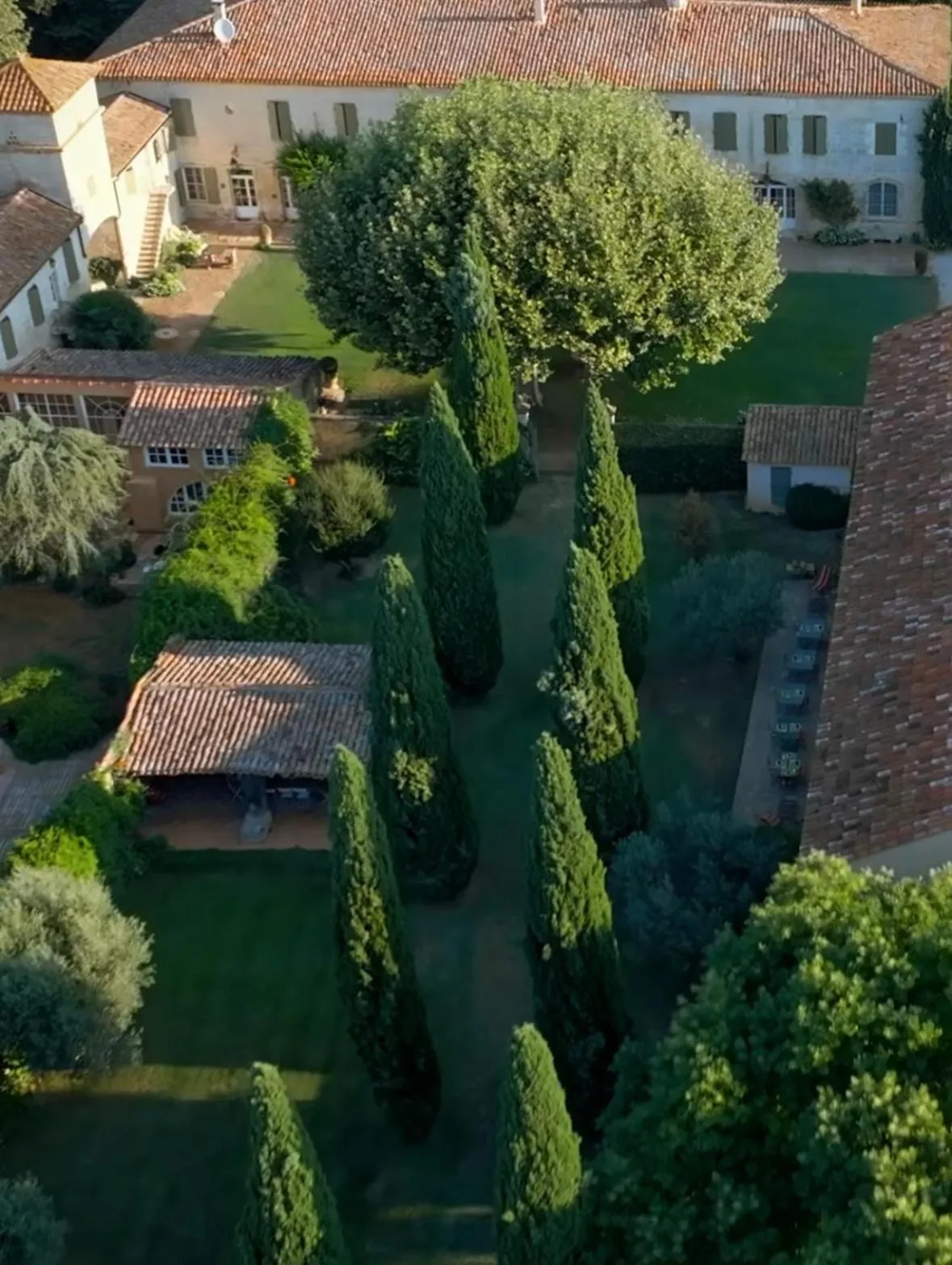 Property building in HOTEL et APPARTEMENTS DOMAINE DES CLOS - Teritoria