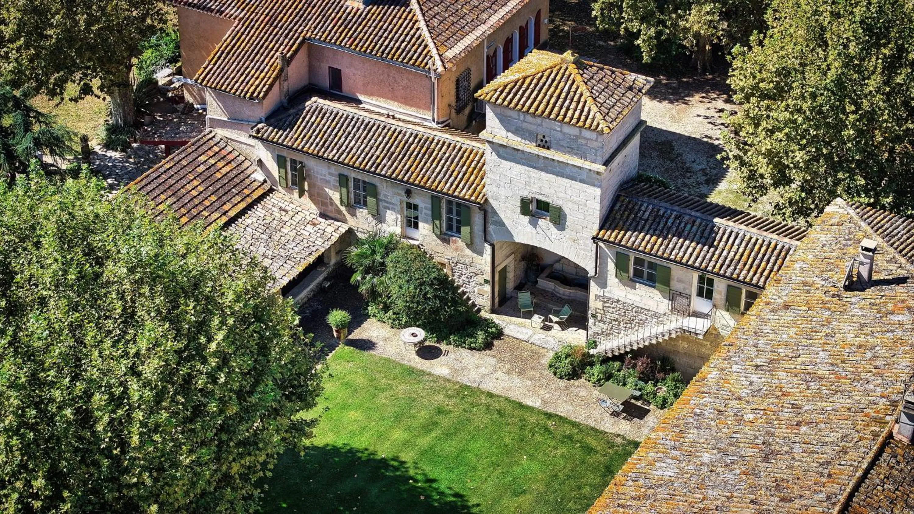 Property building in HOTEL et APPARTEMENTS DOMAINE DES CLOS - Teritoria