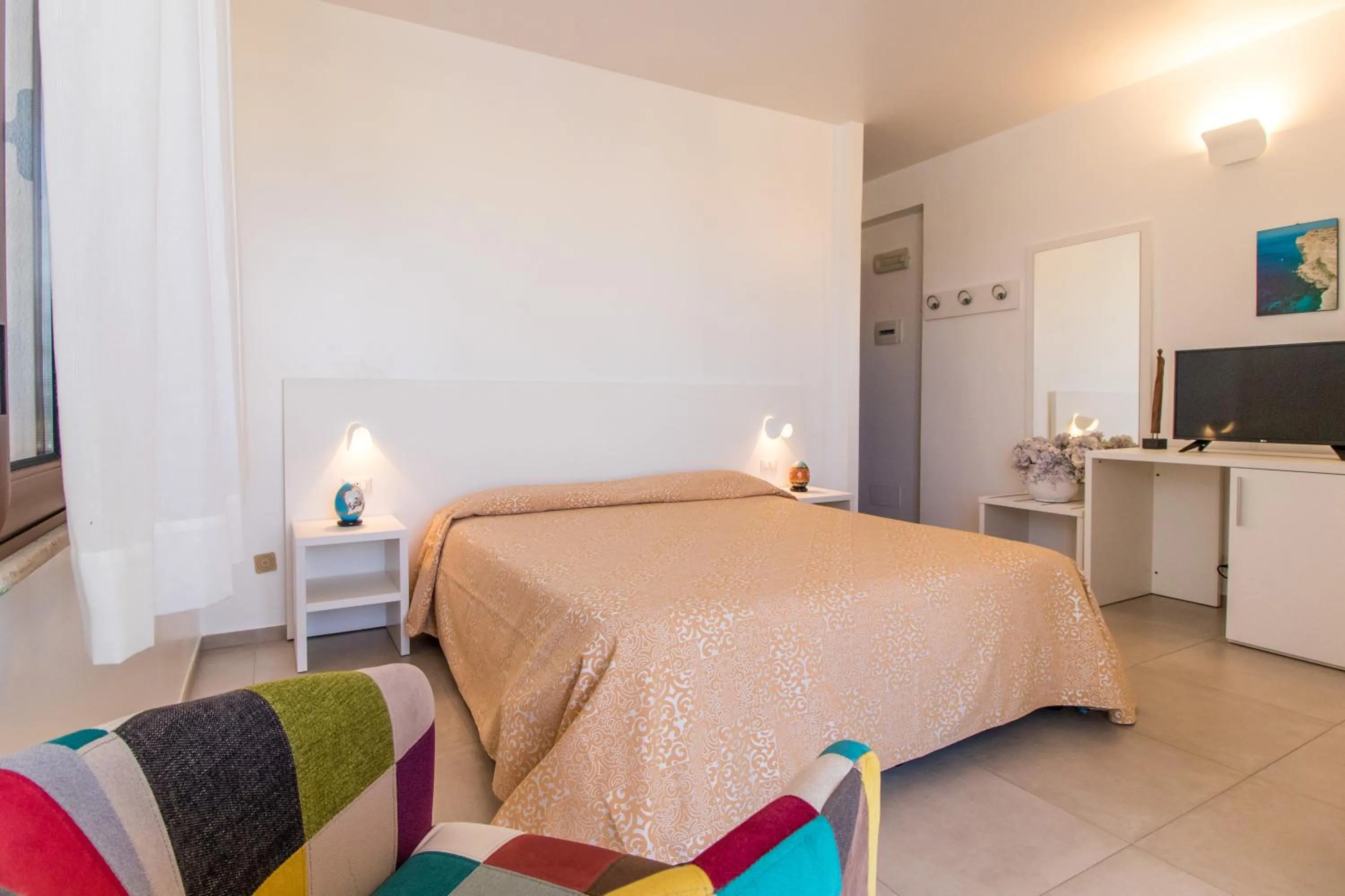 Photo of the whole room, Bed in Hotel Il Faro Della Guitgia Tommasino