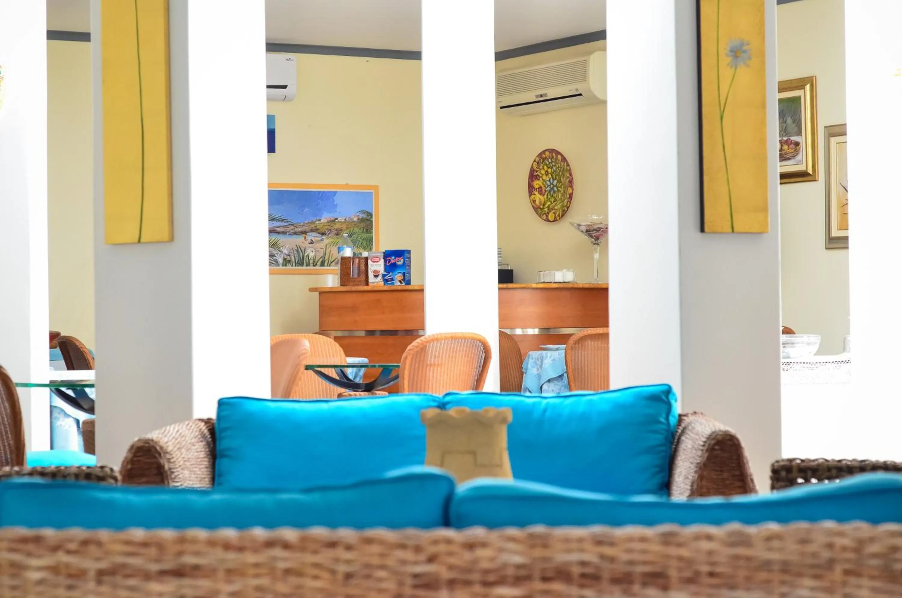 Communal lounge/ TV room in Hotel Il Faro Della Guitgia Tommasino