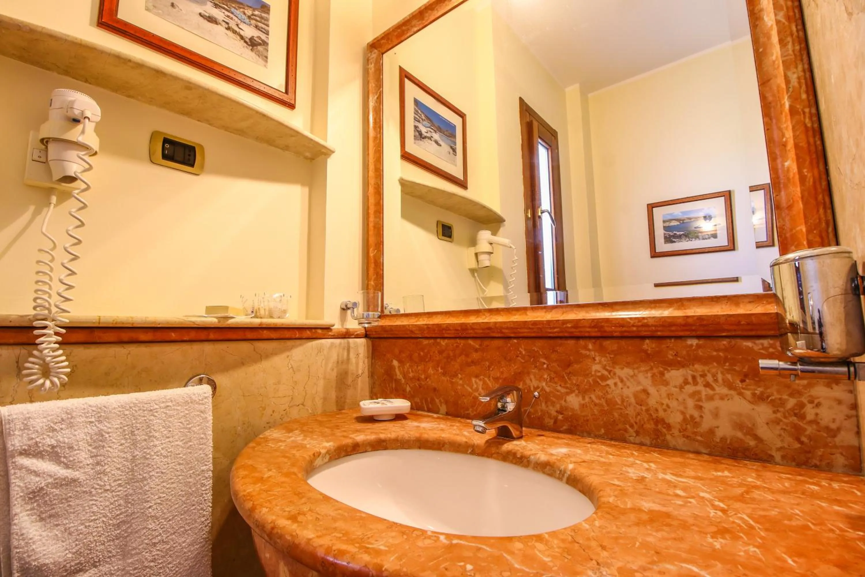 Bathroom in Hotel Il Faro Della Guitgia Tommasino