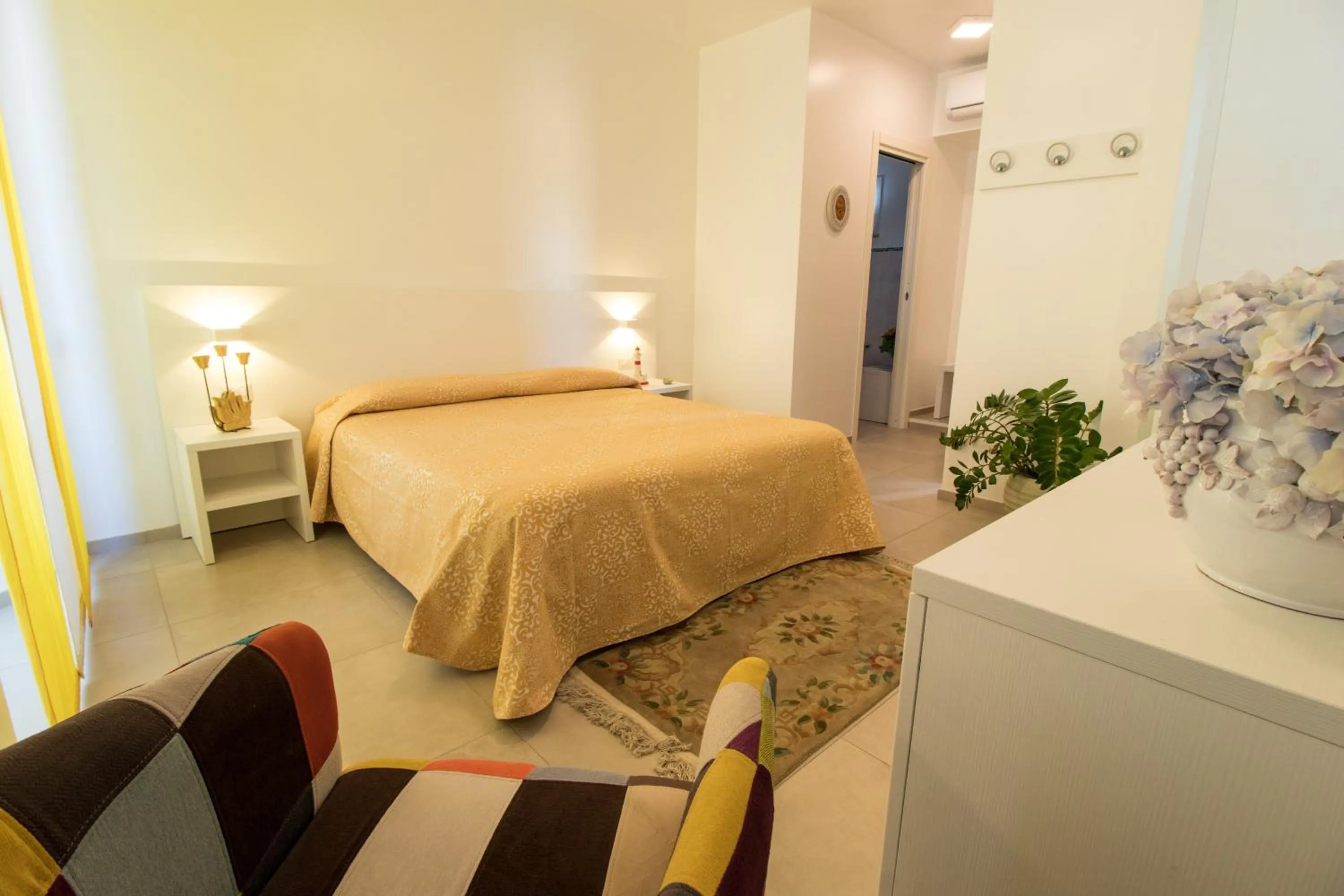 Photo of the whole room, Bed in Hotel Il Faro Della Guitgia Tommasino