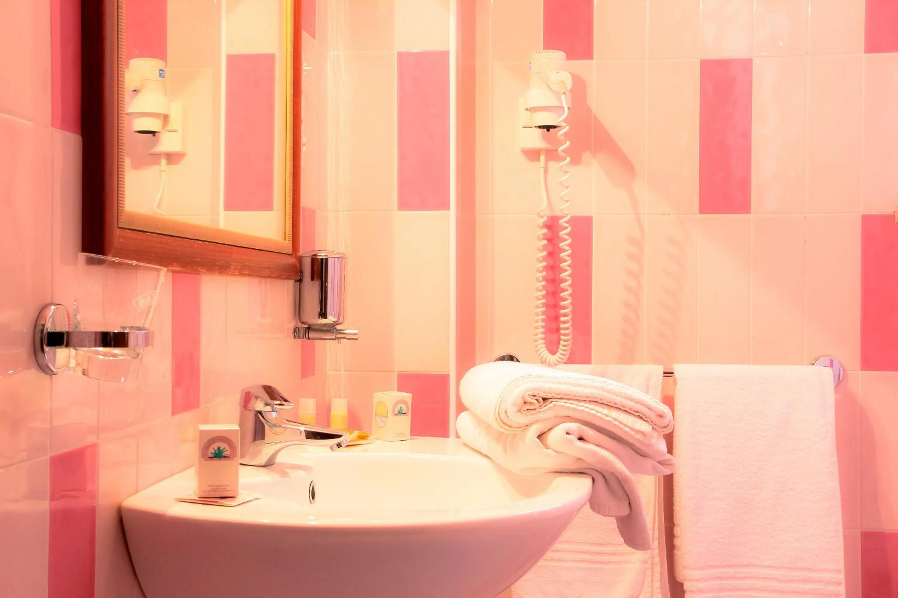 Bathroom in Hotel Il Faro Della Guitgia Tommasino