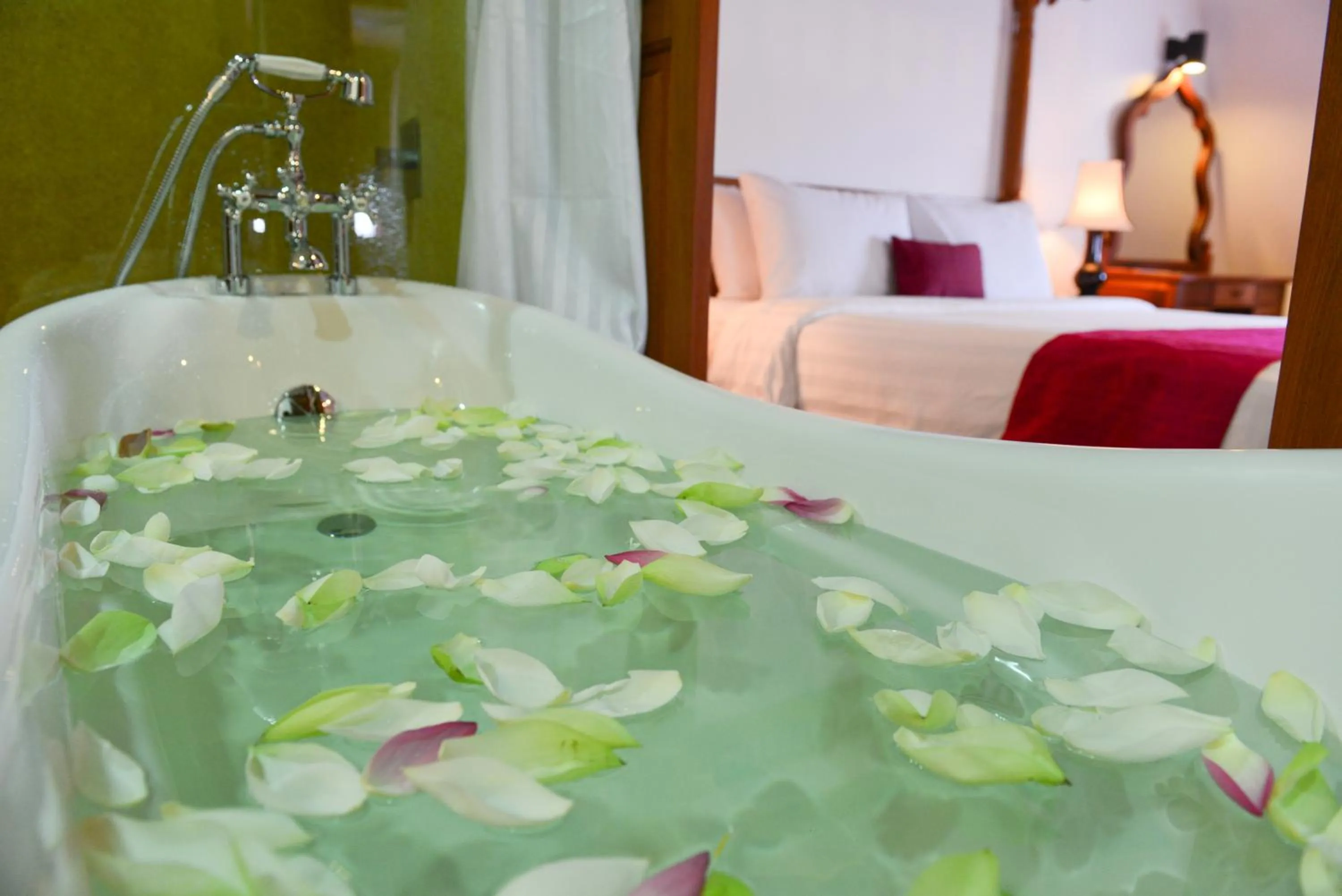 Bath, Bed in The Suite By Royal Crown Hotel