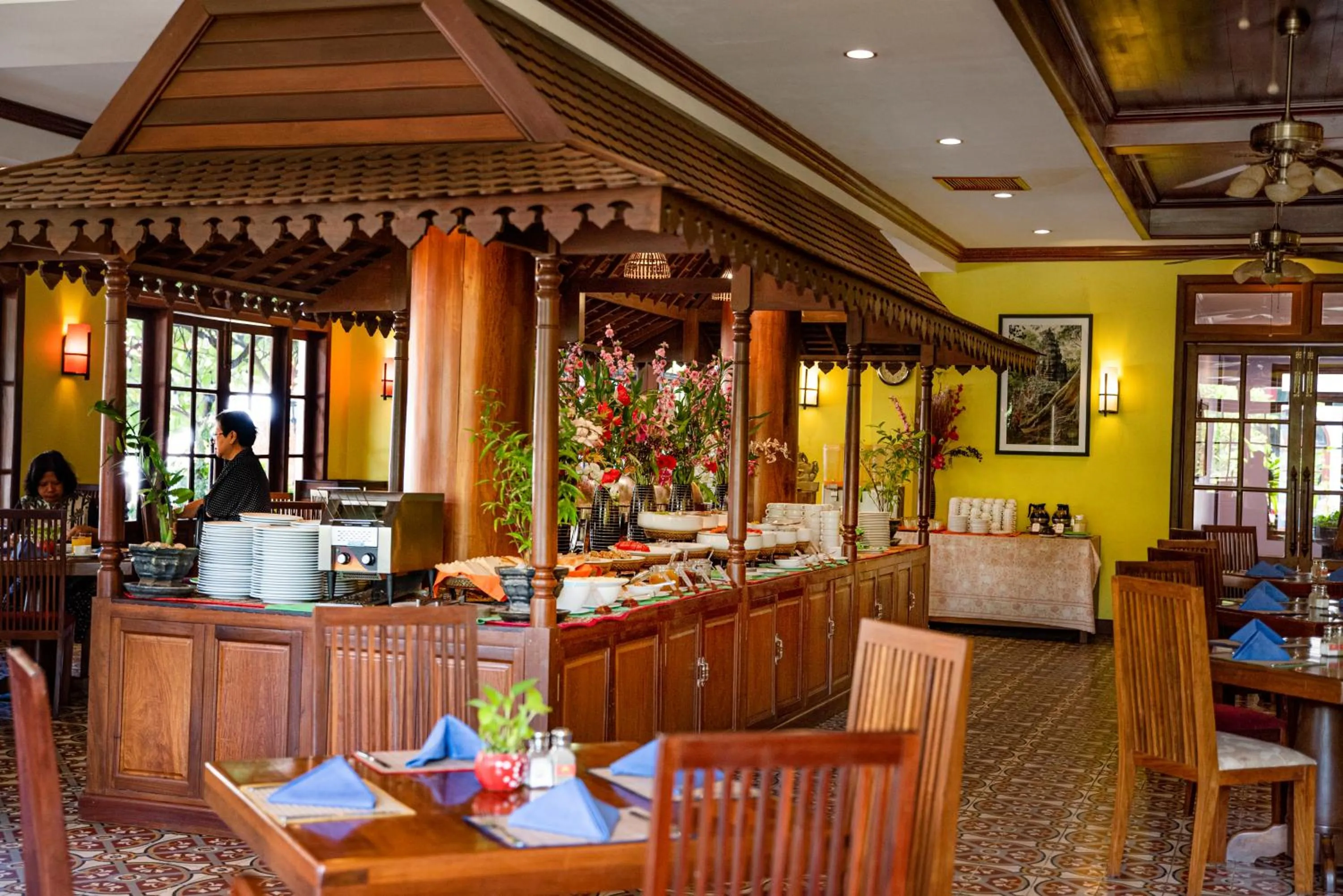 Restaurant/places to eat in The Suite By Royal Crown Hotel