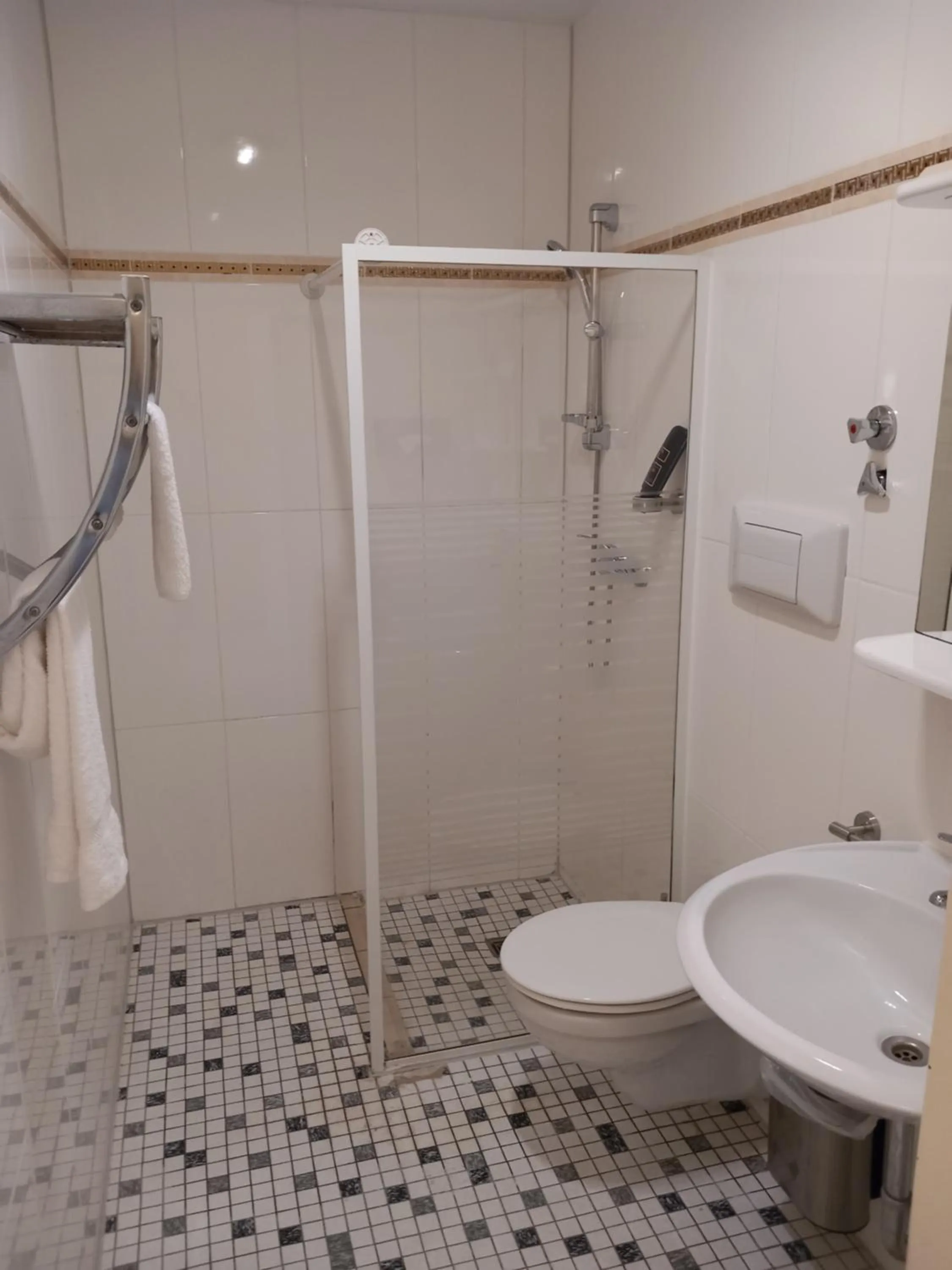 Shower in Hotel Hafez