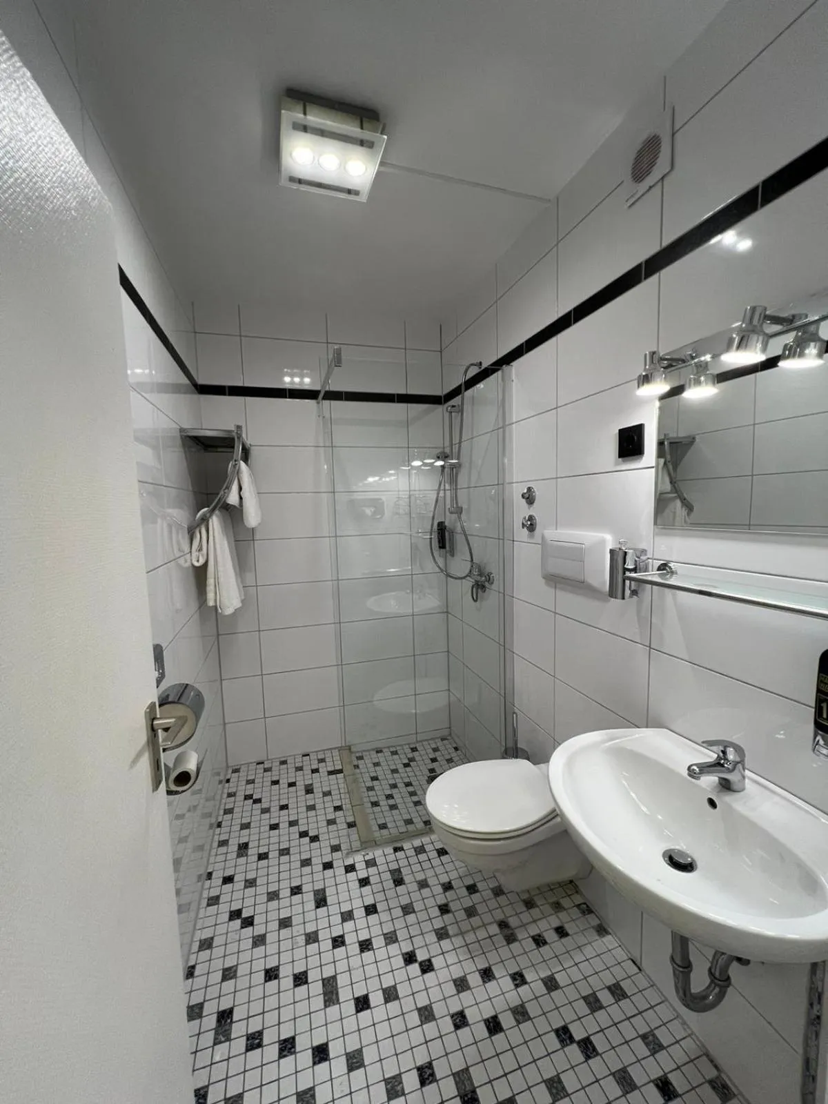 Shower in Hotel Hafez