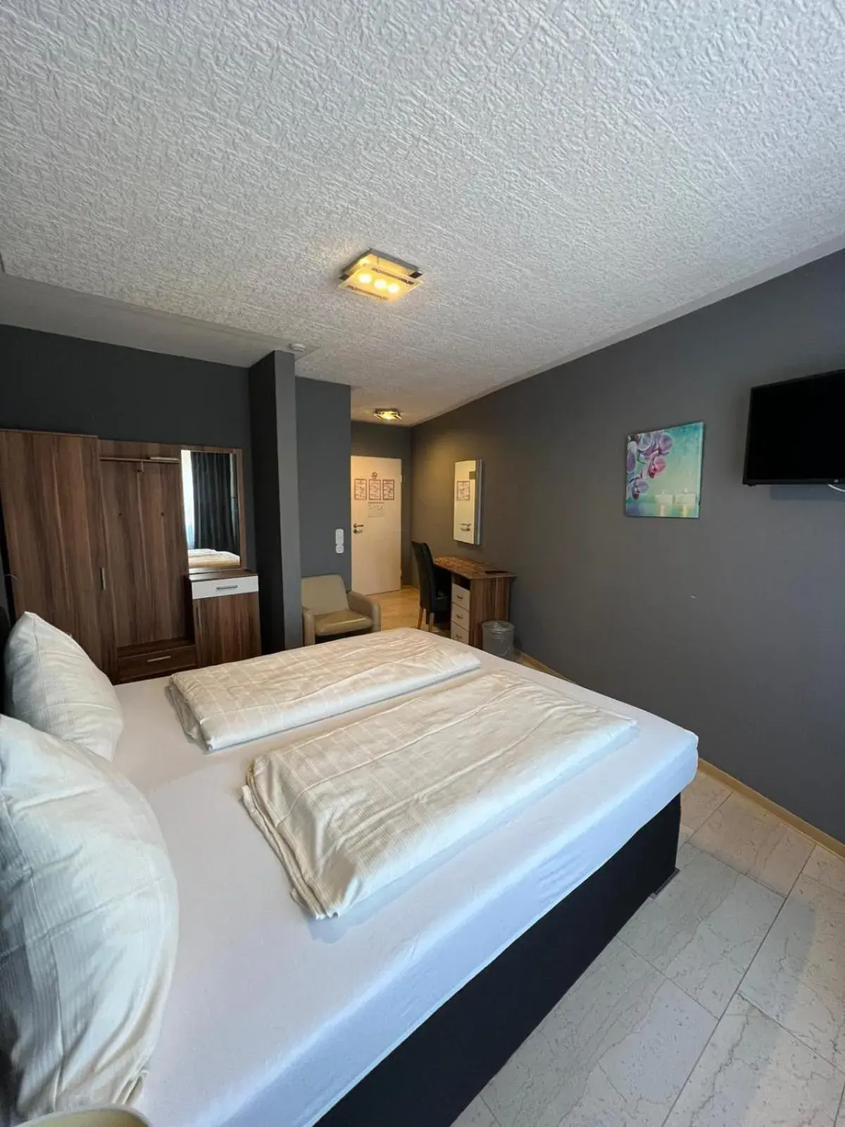 Double Room with Balcony (2 Adults + 1 Child) - single occupancy in Hotel Hafez Double Room with Balcony (2 Adults + 1 Child) - single occupancy in Hotel Hafez