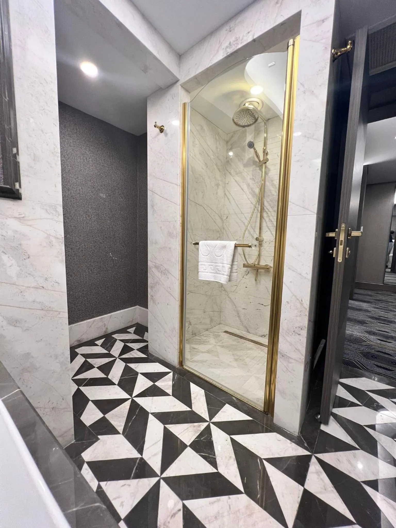 Shower in Altinel Ankara Hotel & Convention Center
