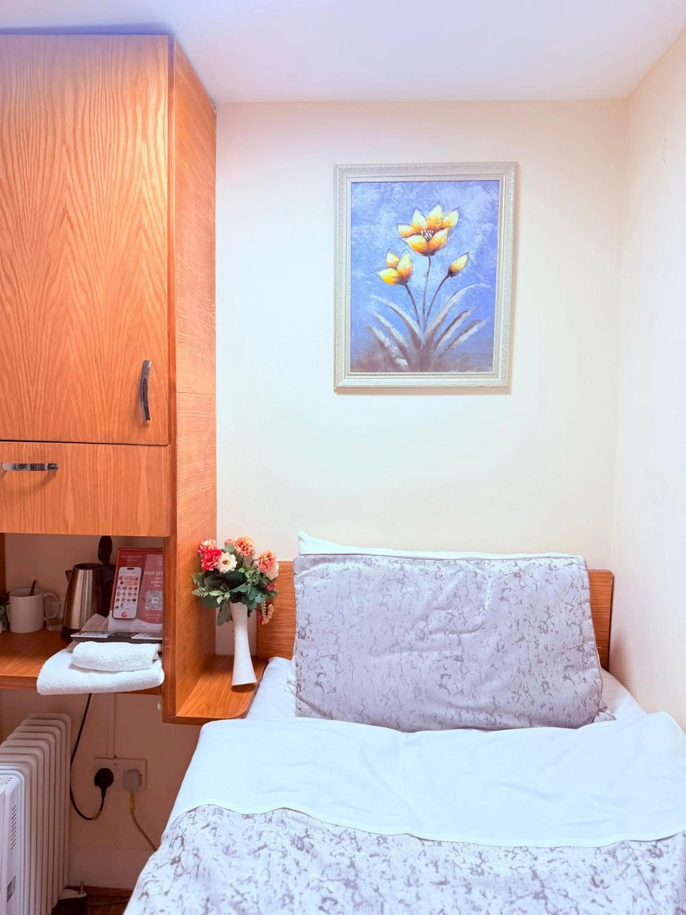 Bedroom, Bed in Europa House Hotel, London Paddington