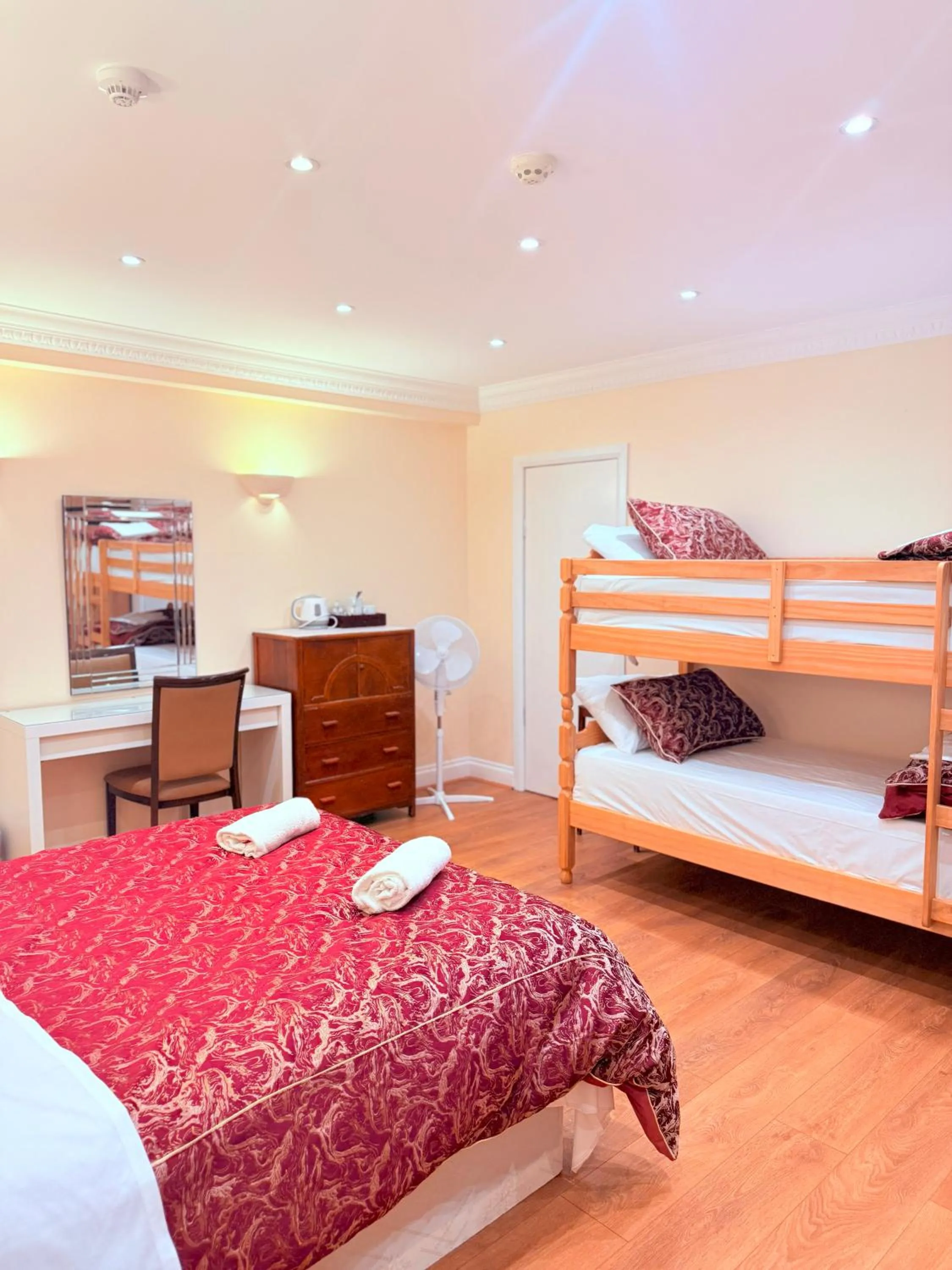 Bed in Europa House Hotel, London Paddington