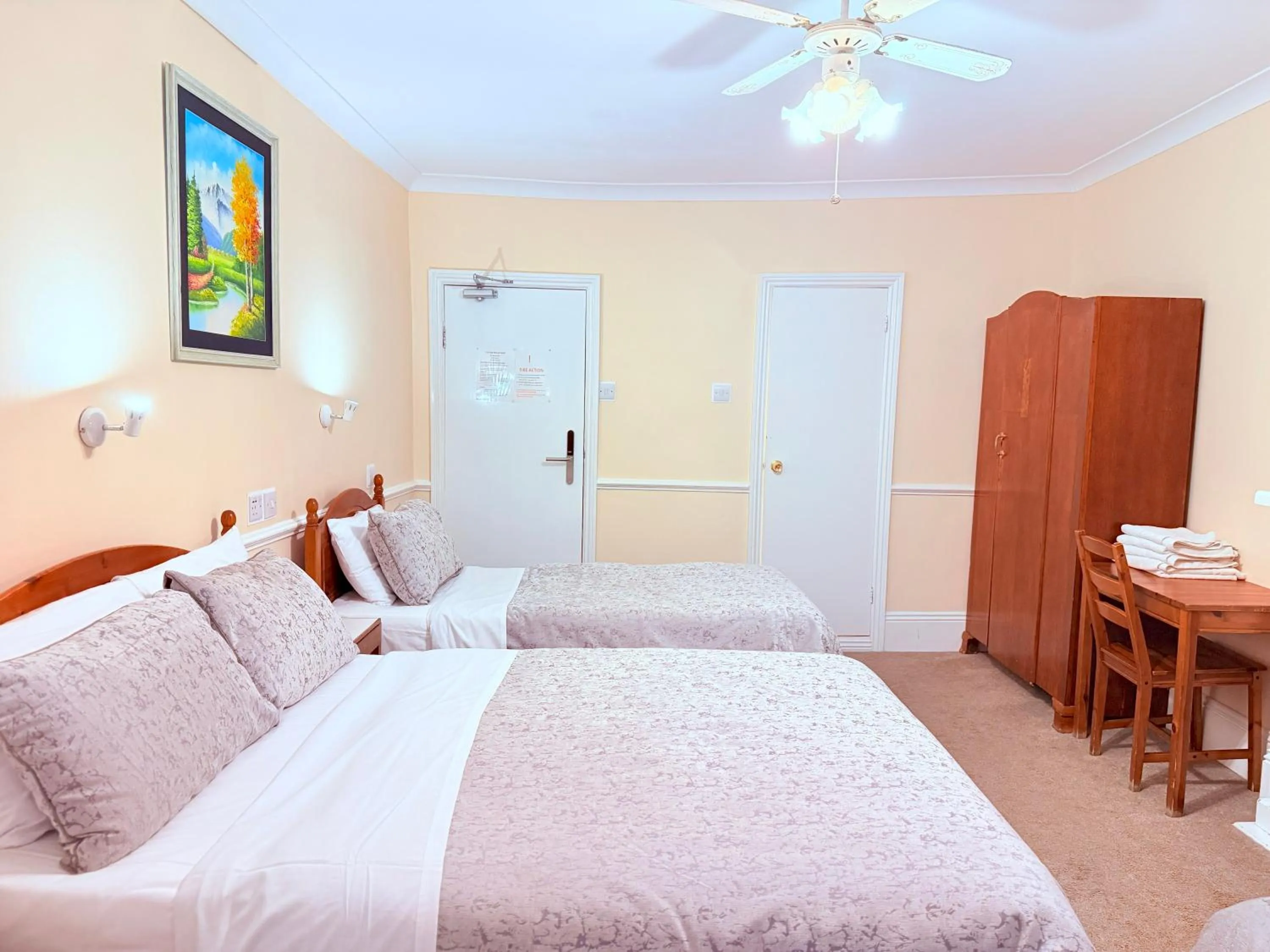 Bedroom, Bed in Europa House Hotel, London Paddington