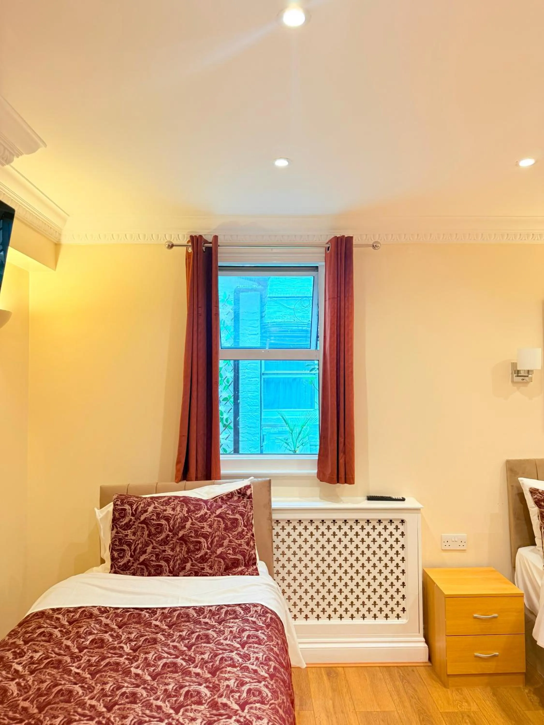 Bed in Europa House Hotel, London Paddington