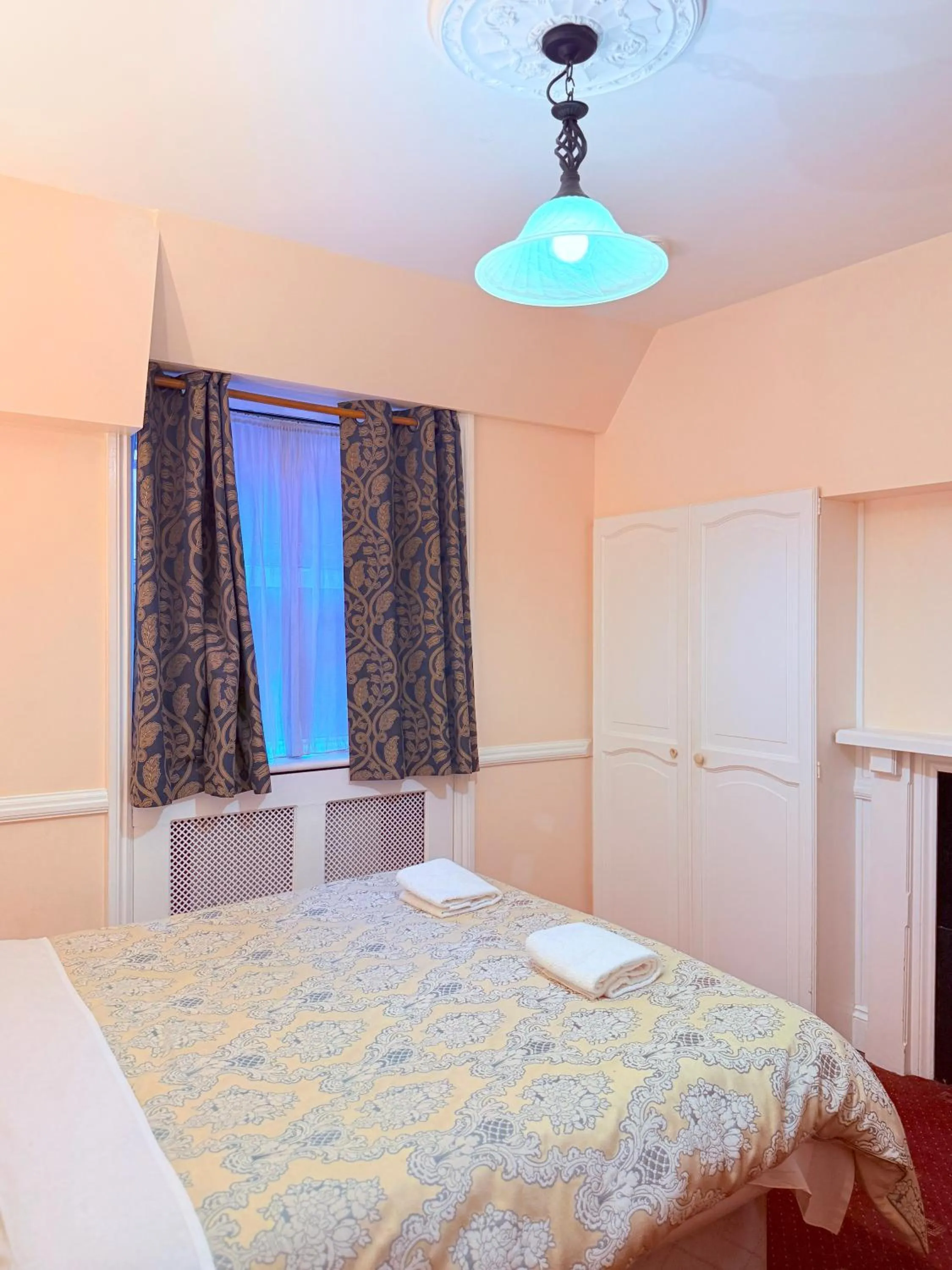 Bedroom, Bed in Europa House Hotel, London Paddington