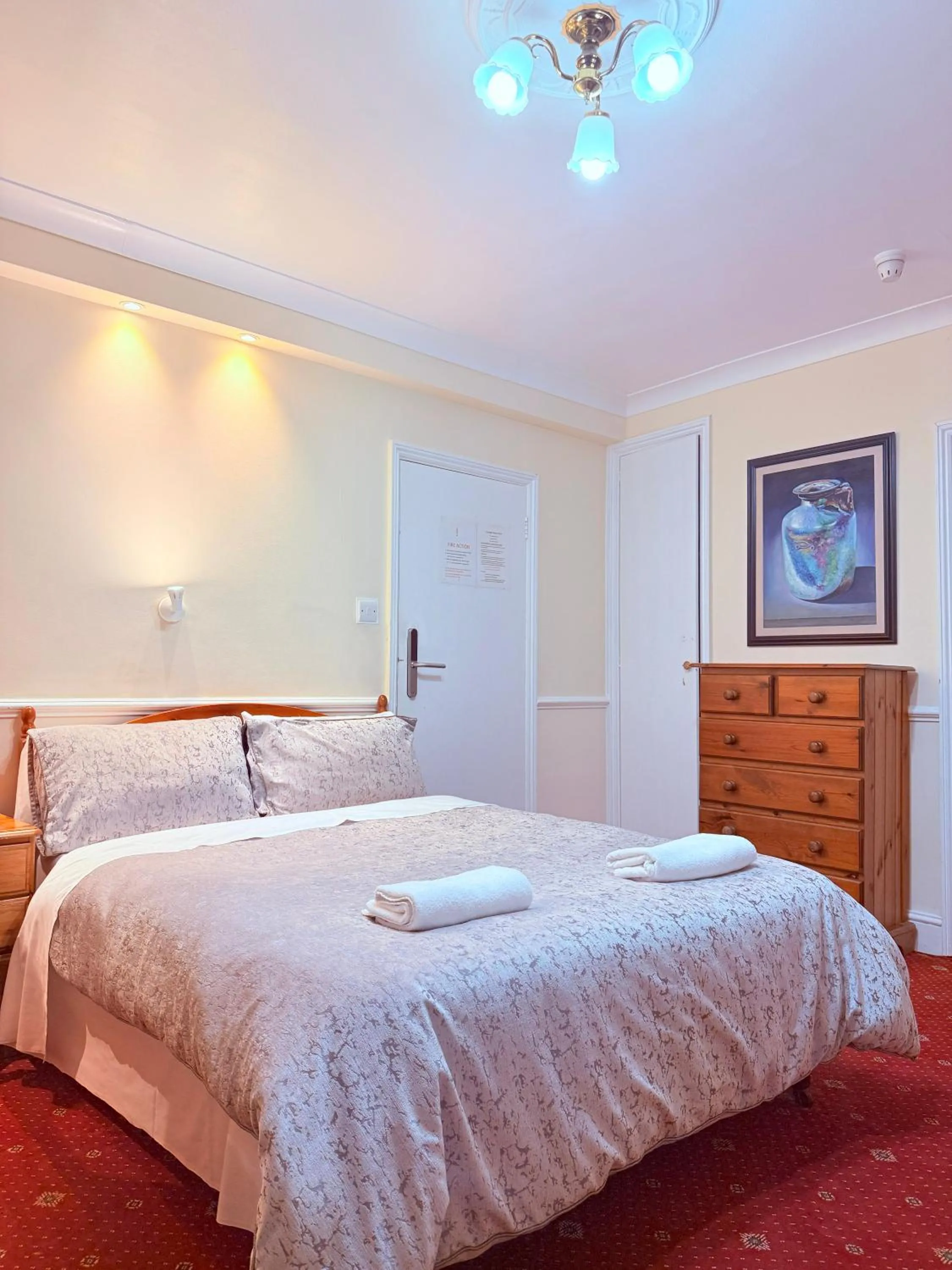 Bedroom, Bed in Europa House Hotel, London Paddington