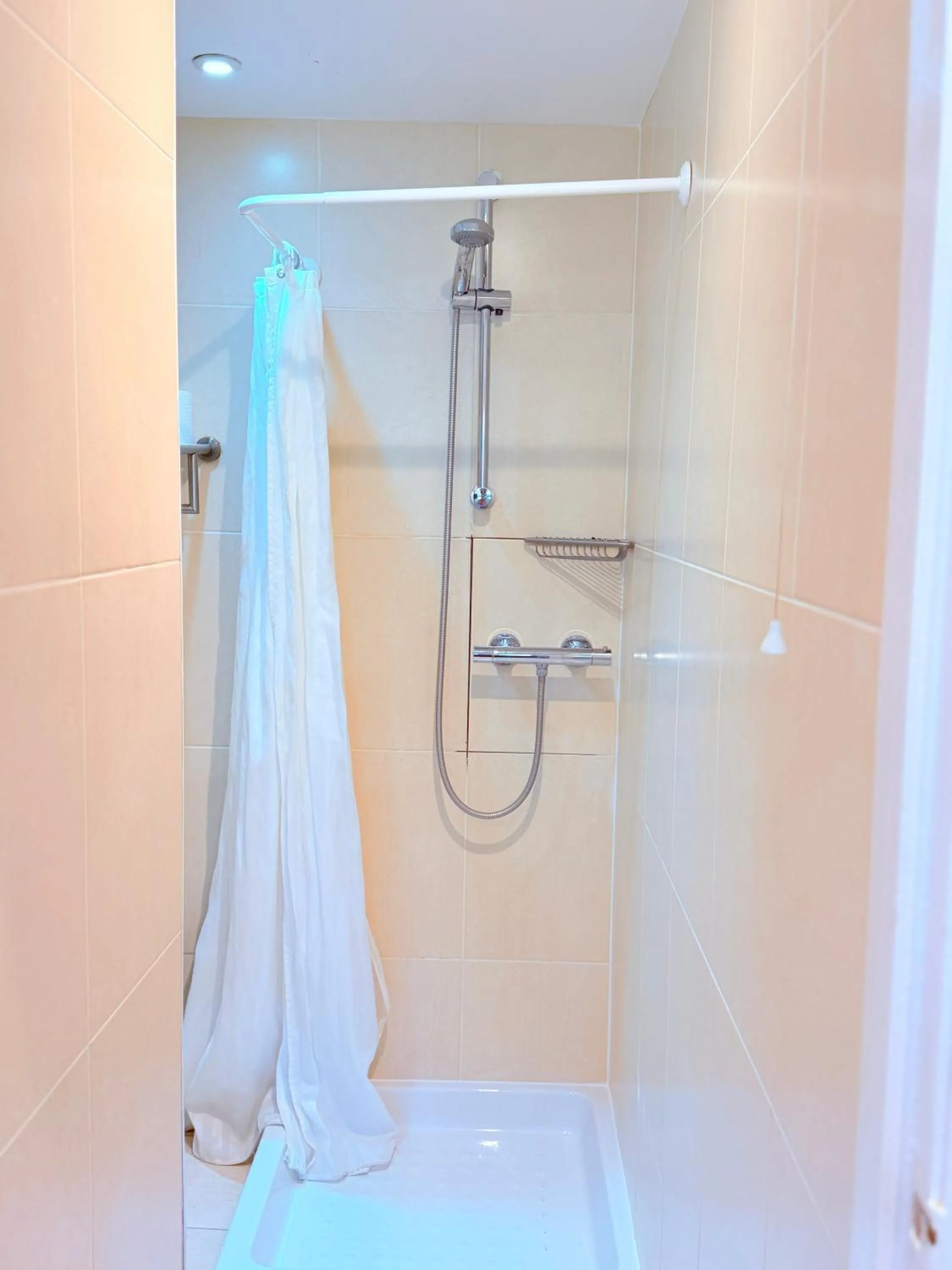 Bathroom in Europa House Hotel, London Paddington