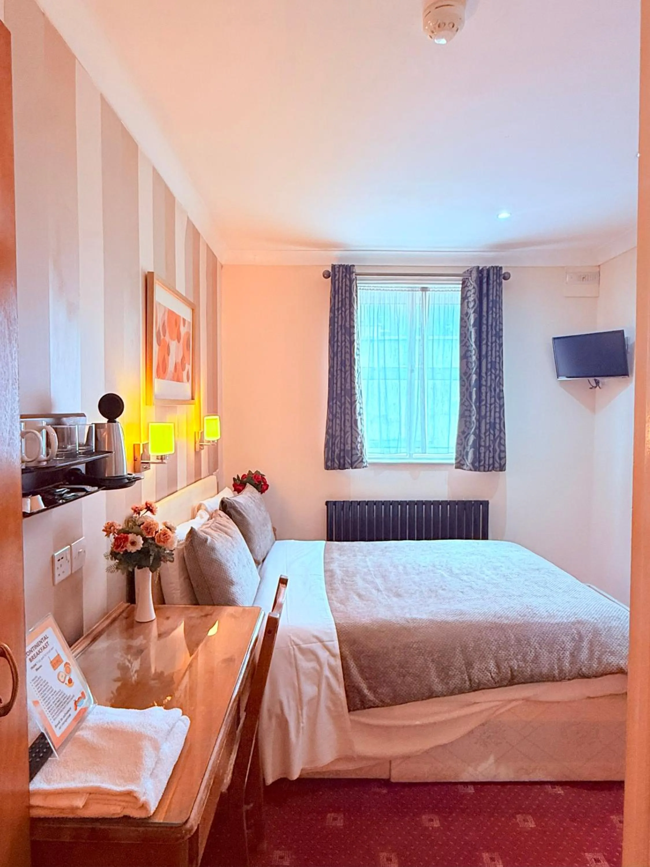 Bedroom, Bed in Europa House Hotel, London Paddington