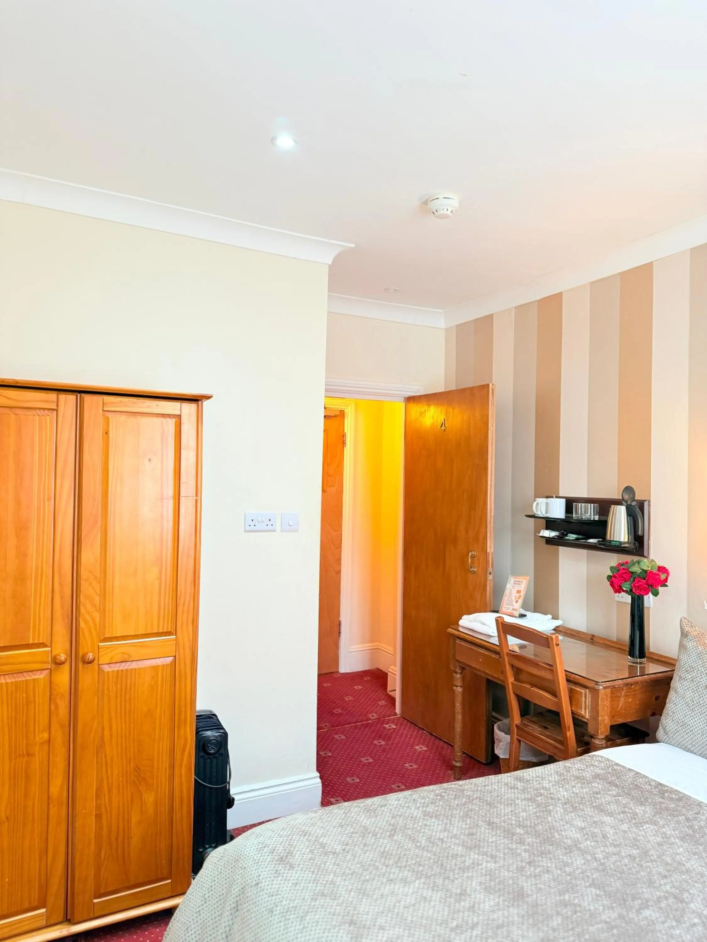 Bedroom, Bed in Europa House Hotel, London Paddington