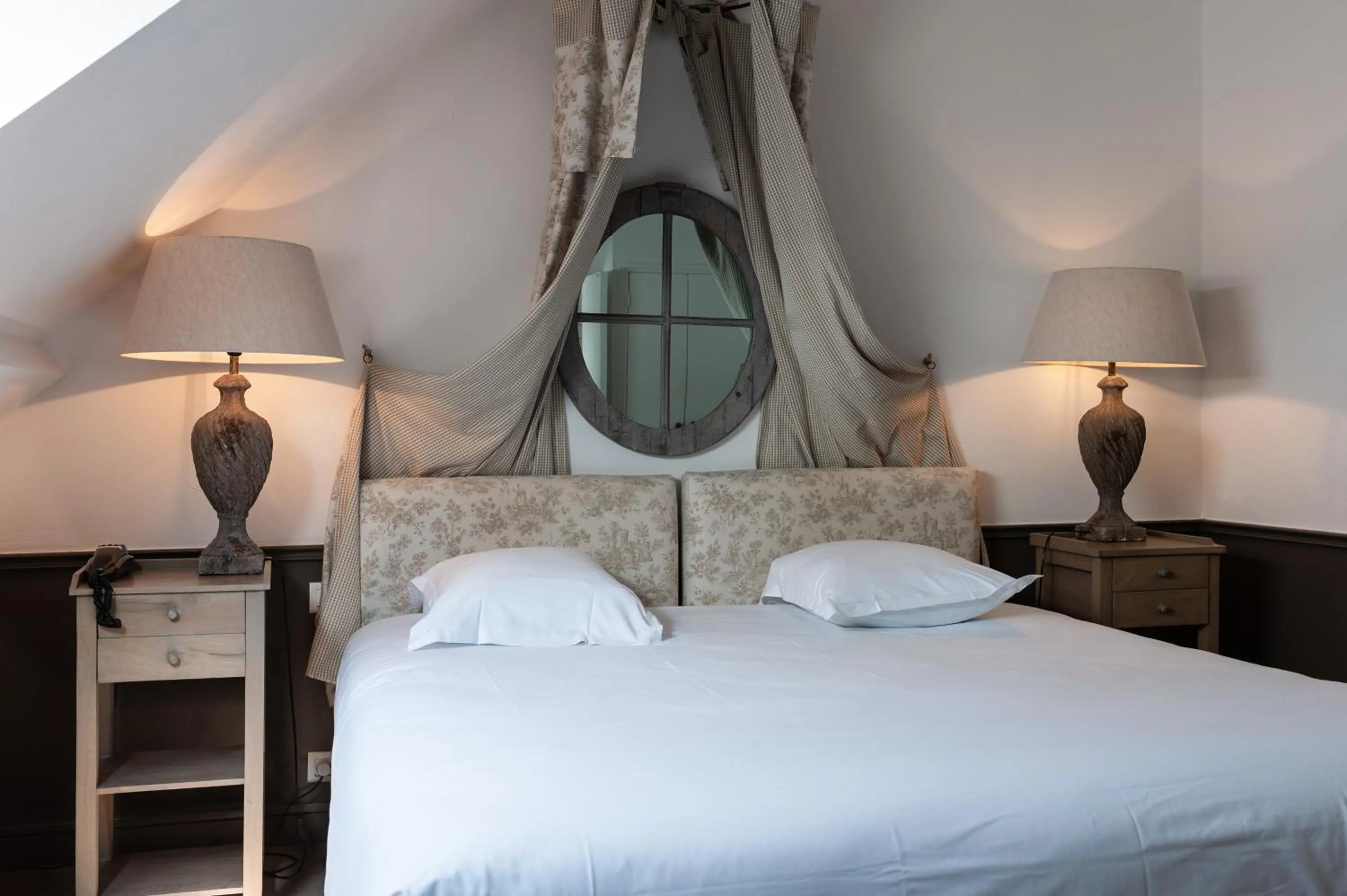 Bed in Château de Courban and Spa Nuxe