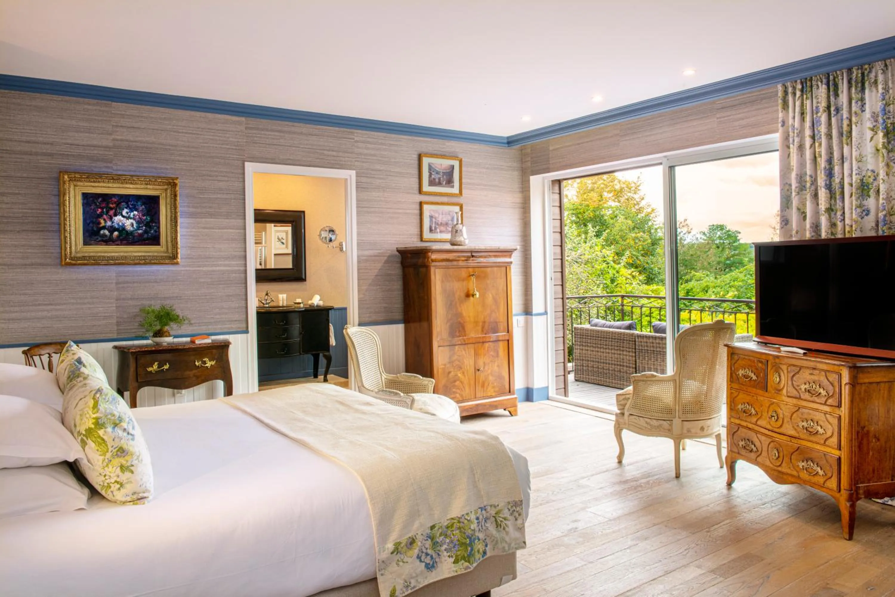 Photo of the whole room, Bed in Château de Courban and Spa Nuxe