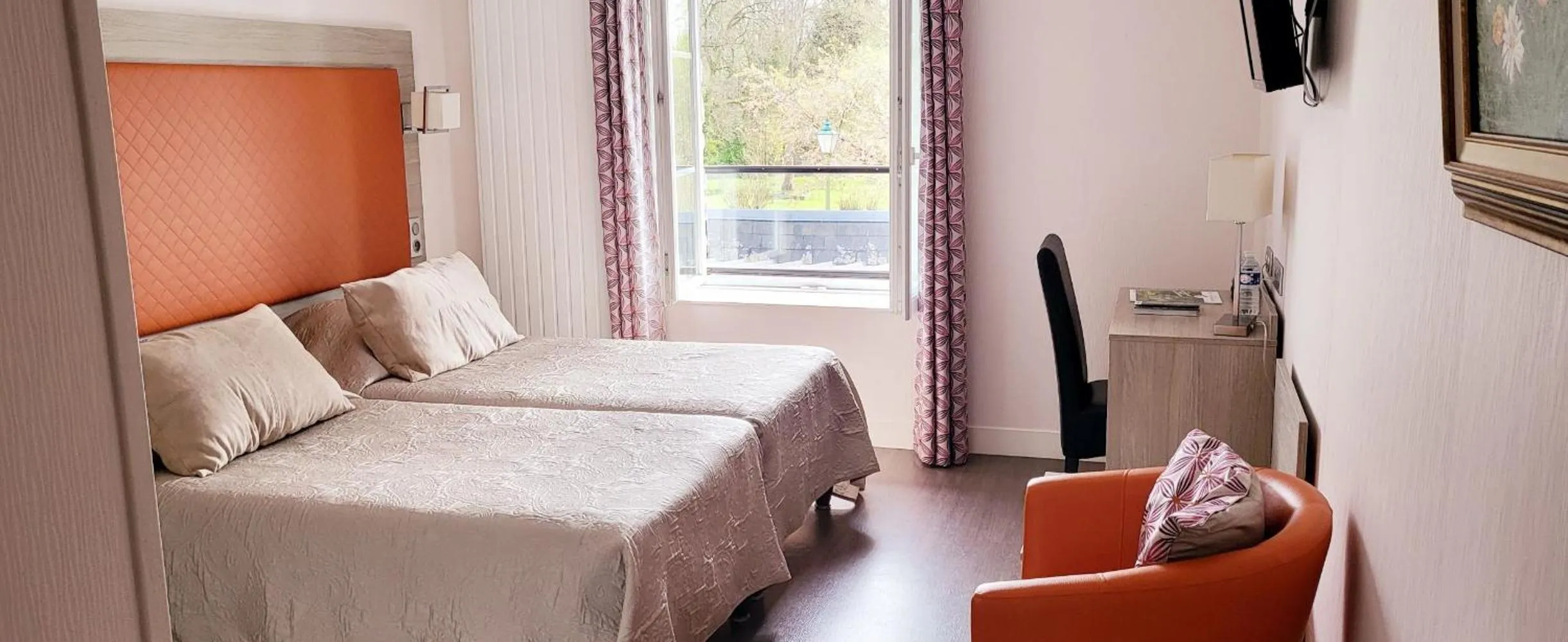 Photo of the whole room, Bed in Logis Hôtel De France- Restaurant GRILL