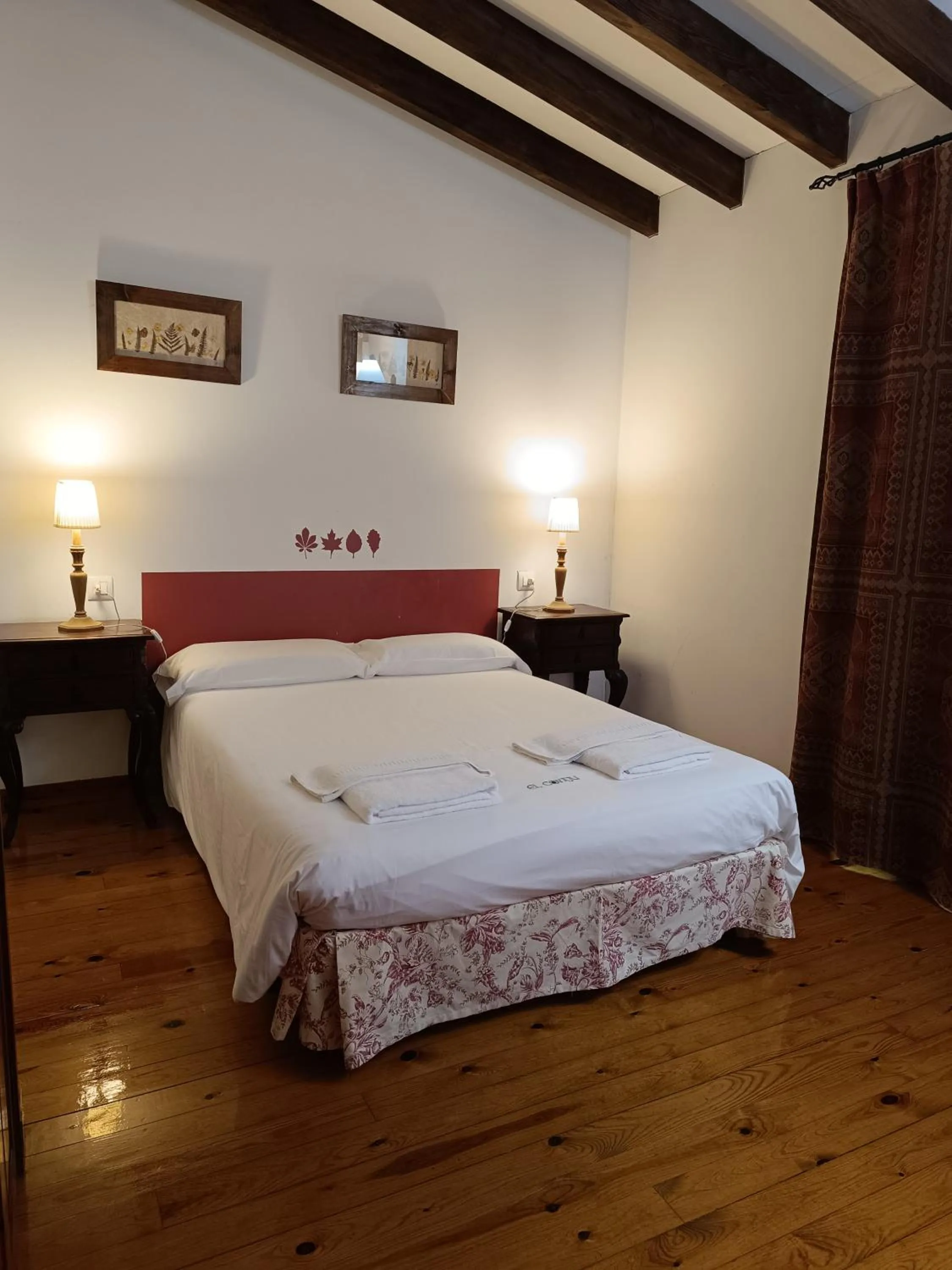 Bedroom, Bed in Viviendas Rurales El Covaju