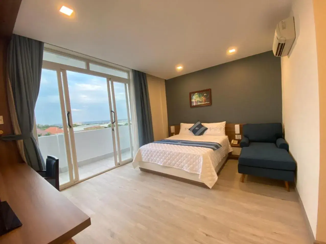 Suite with Balcony in Hung Phuoc Hotel Suite with Balcony in Hung Phuoc Hotel