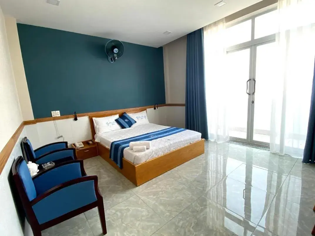 Deluxe Double Room with Balcony in Hung Phuoc Hotel Deluxe Double Room with Balcony in Hung Phuoc Hotel