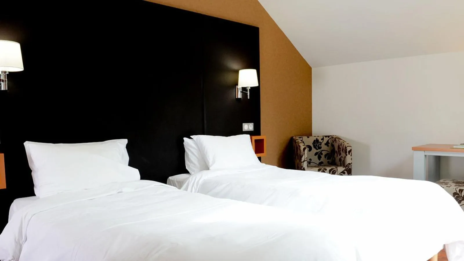 Bed in Logis Hôtel La Brèche de Roland