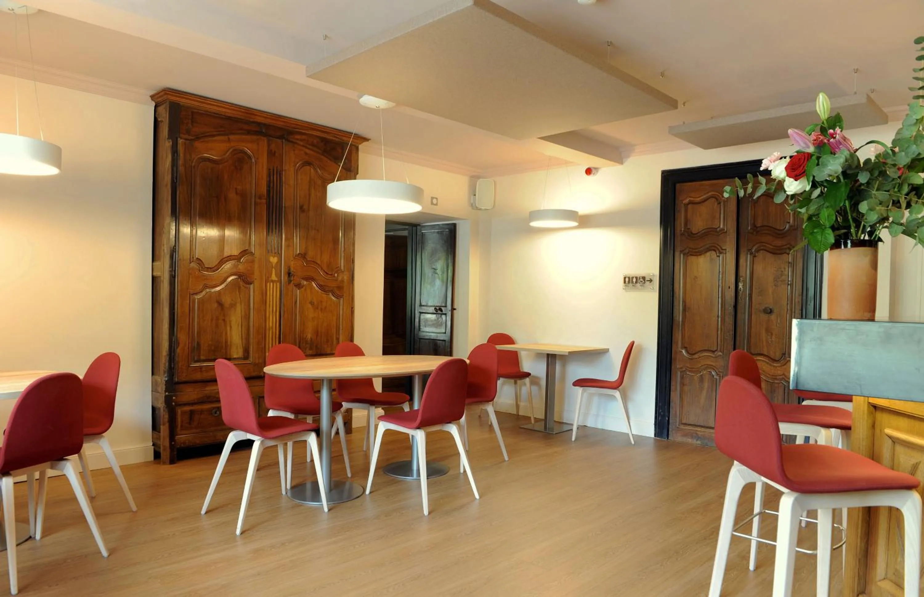 Lounge or bar in Logis Hôtel La Brèche de Roland