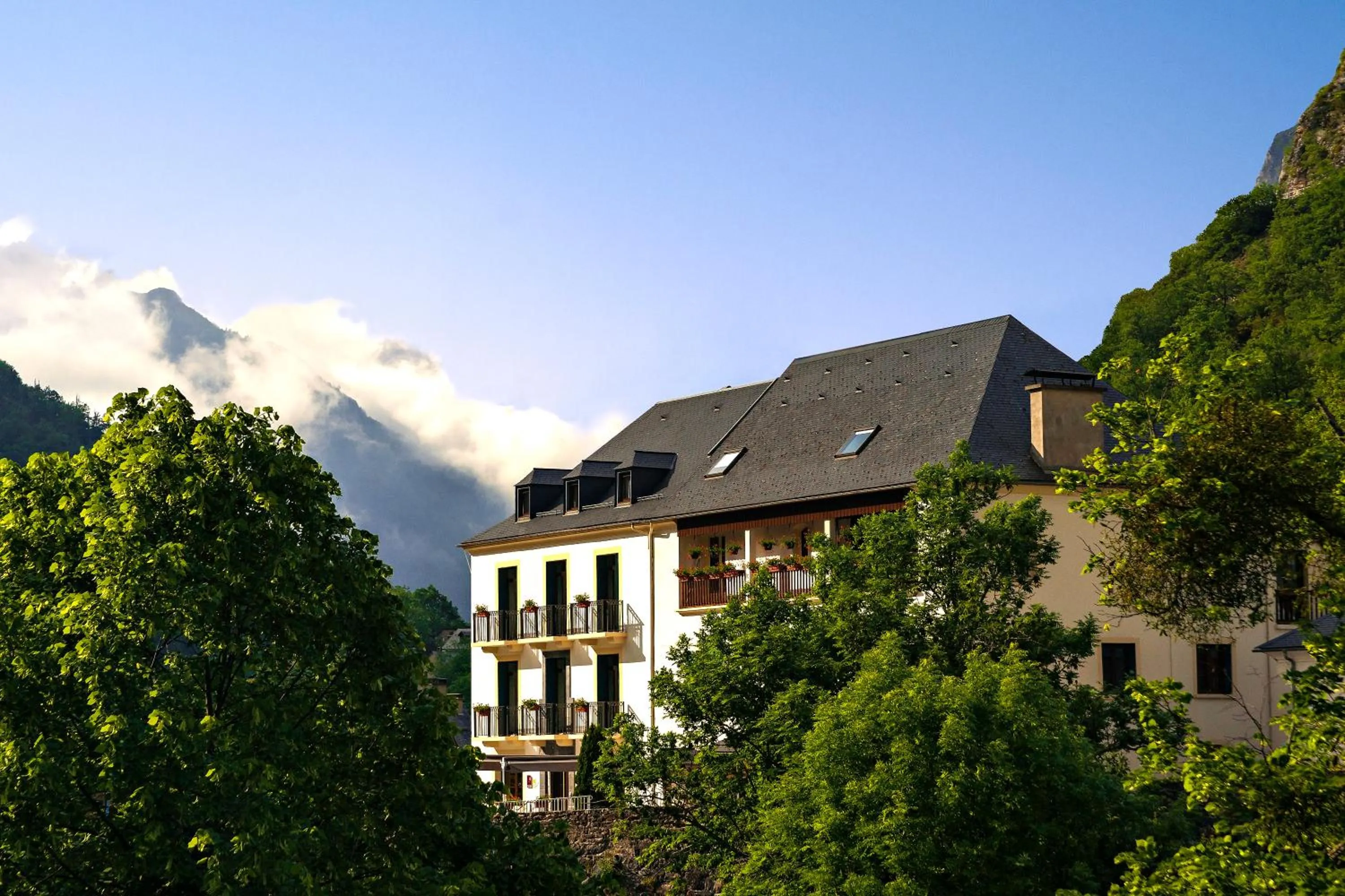 Property building in Logis Hôtel La Brèche de Roland