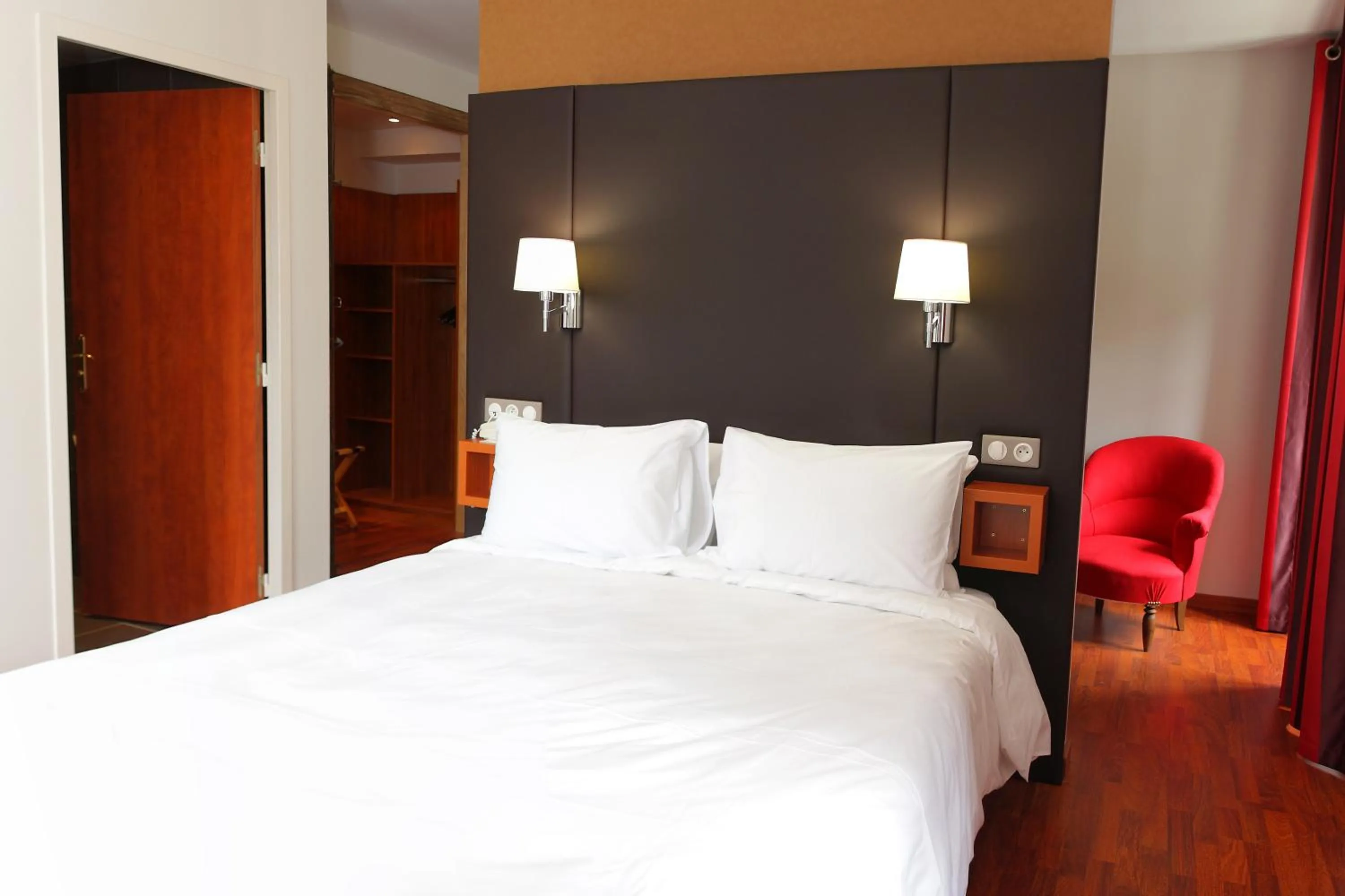 Bed in Logis Hôtel La Brèche de Roland