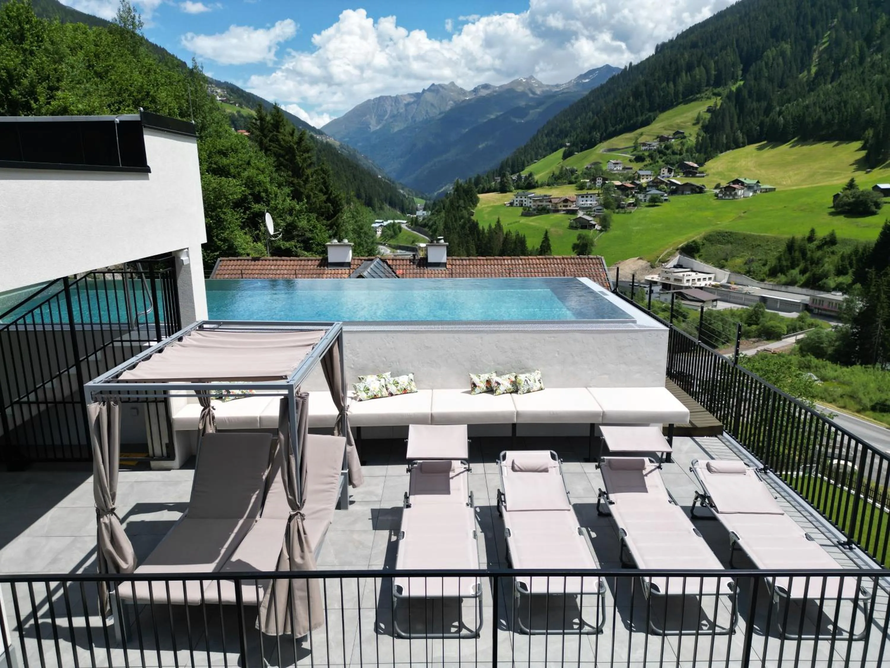 Swimming pool in Hotel Sunshine Superior "ADULTS ONLY" Ischgl - Kappl