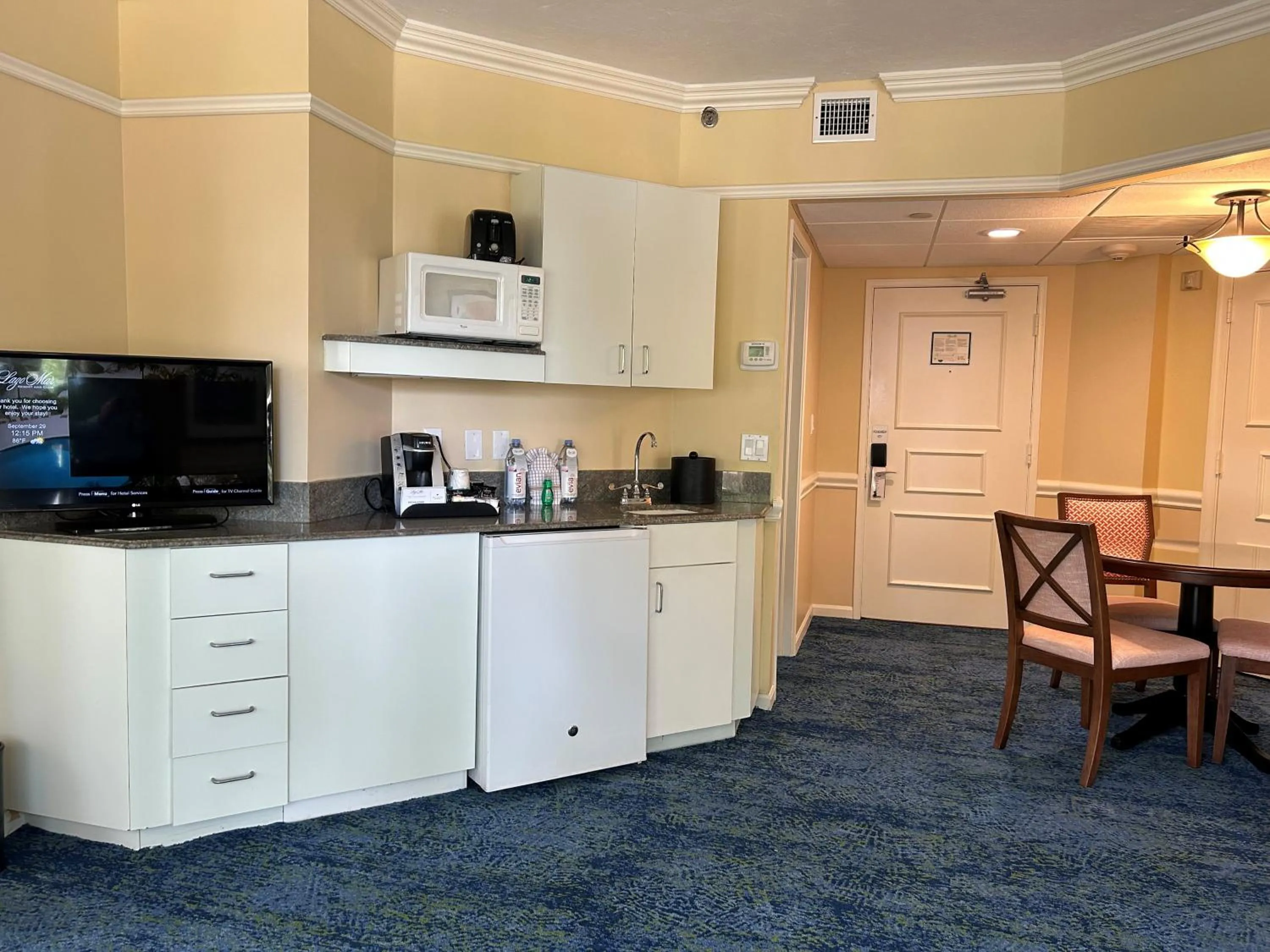 Kitchen or kitchenette in The Lago Mar Beach Resort and Club