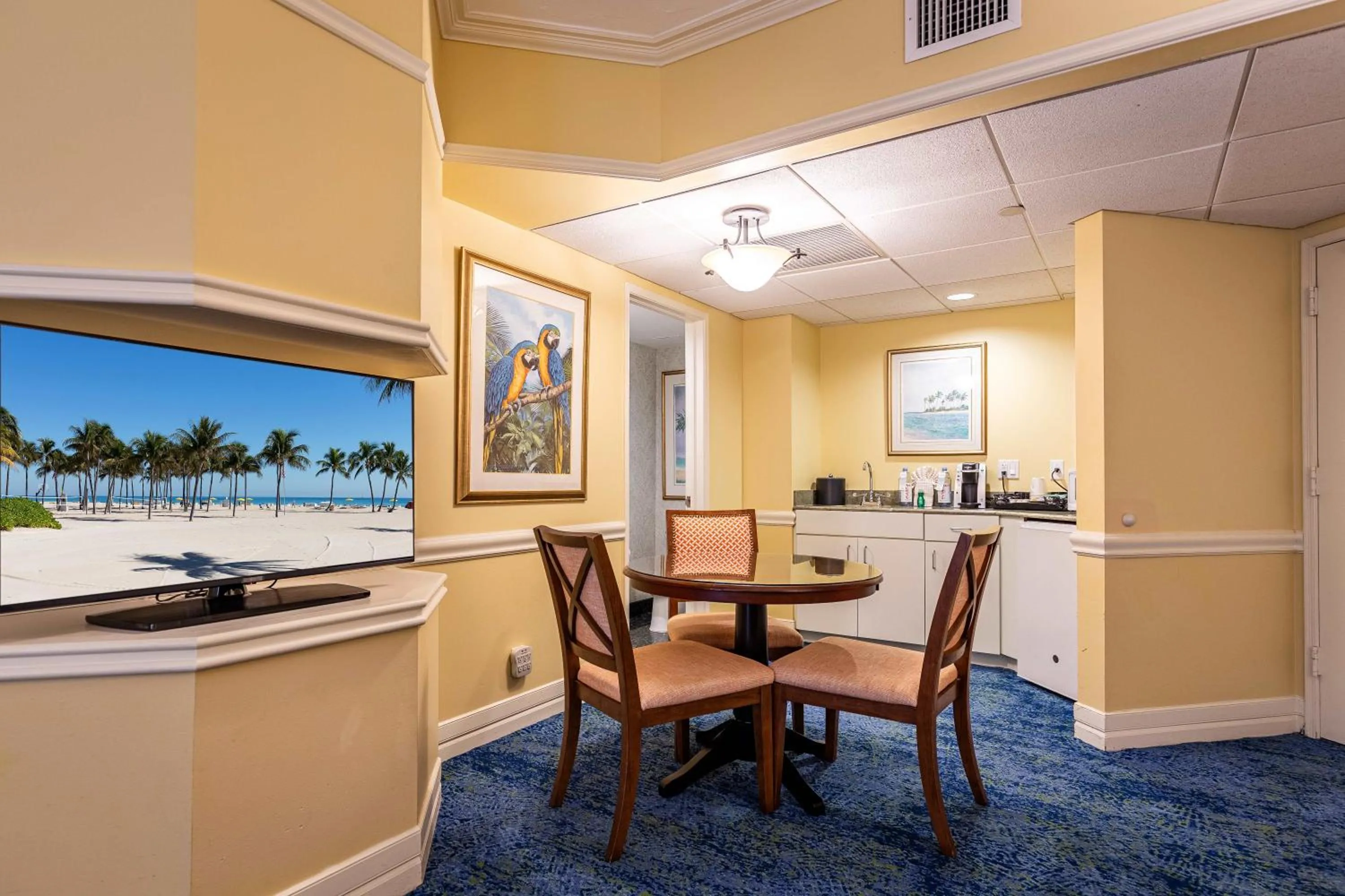 Kitchen or kitchenette in The Lago Mar Beach Resort and Club