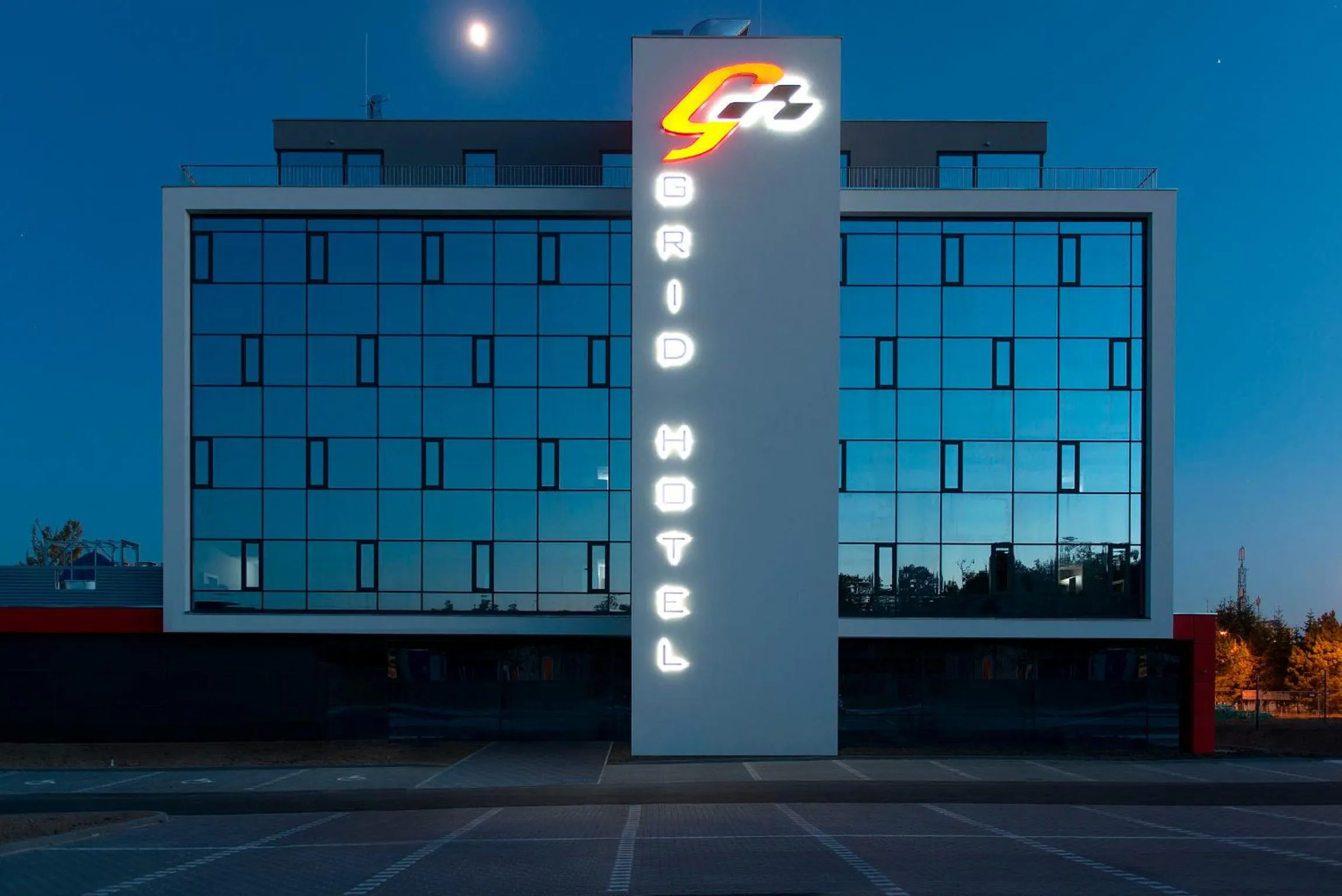 Facade/entrance in Grid Hotel