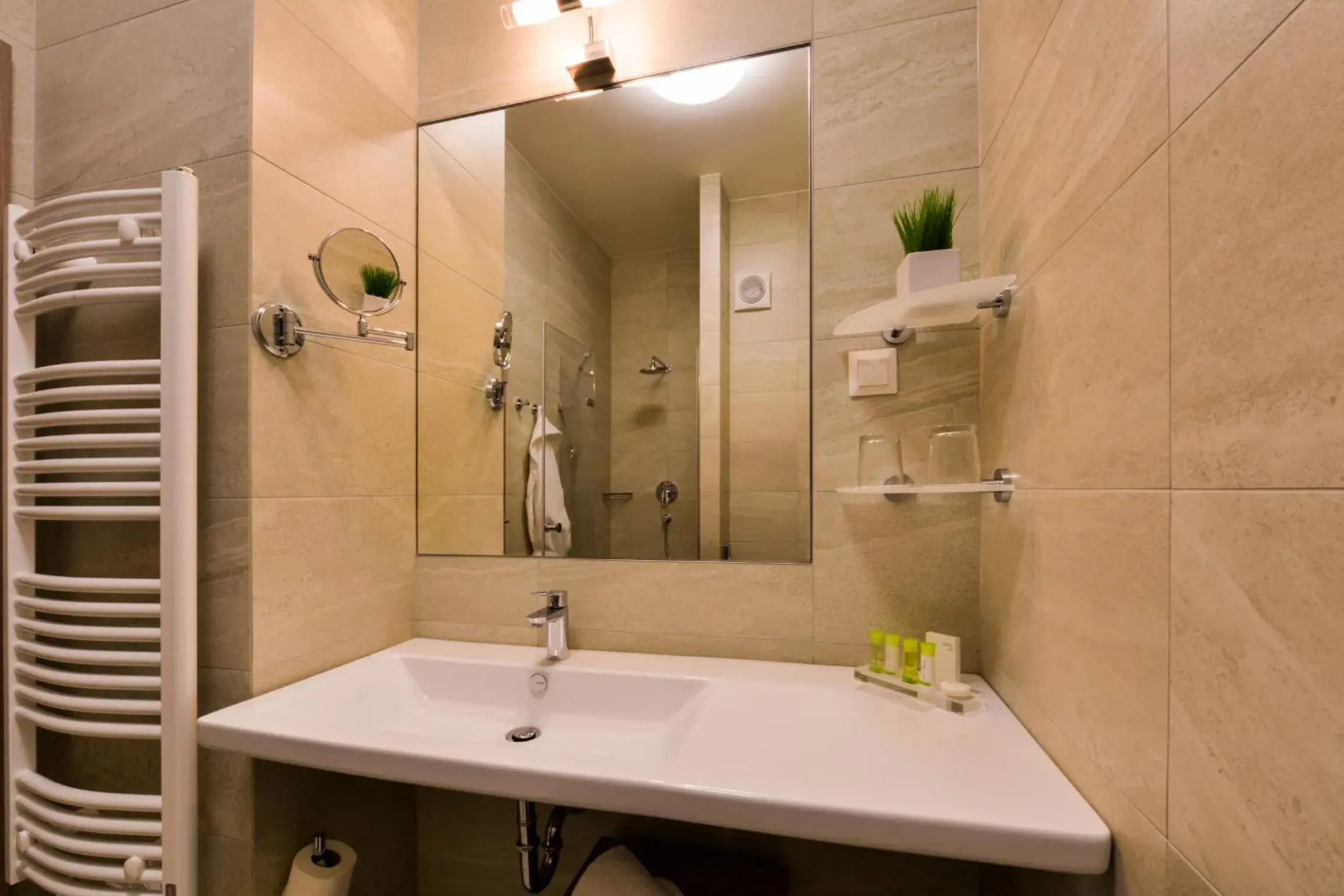 Superior Double or Twin Room with Terrace in Grid Hotel Superior Double or Twin Room with Terrace in Grid Hotel