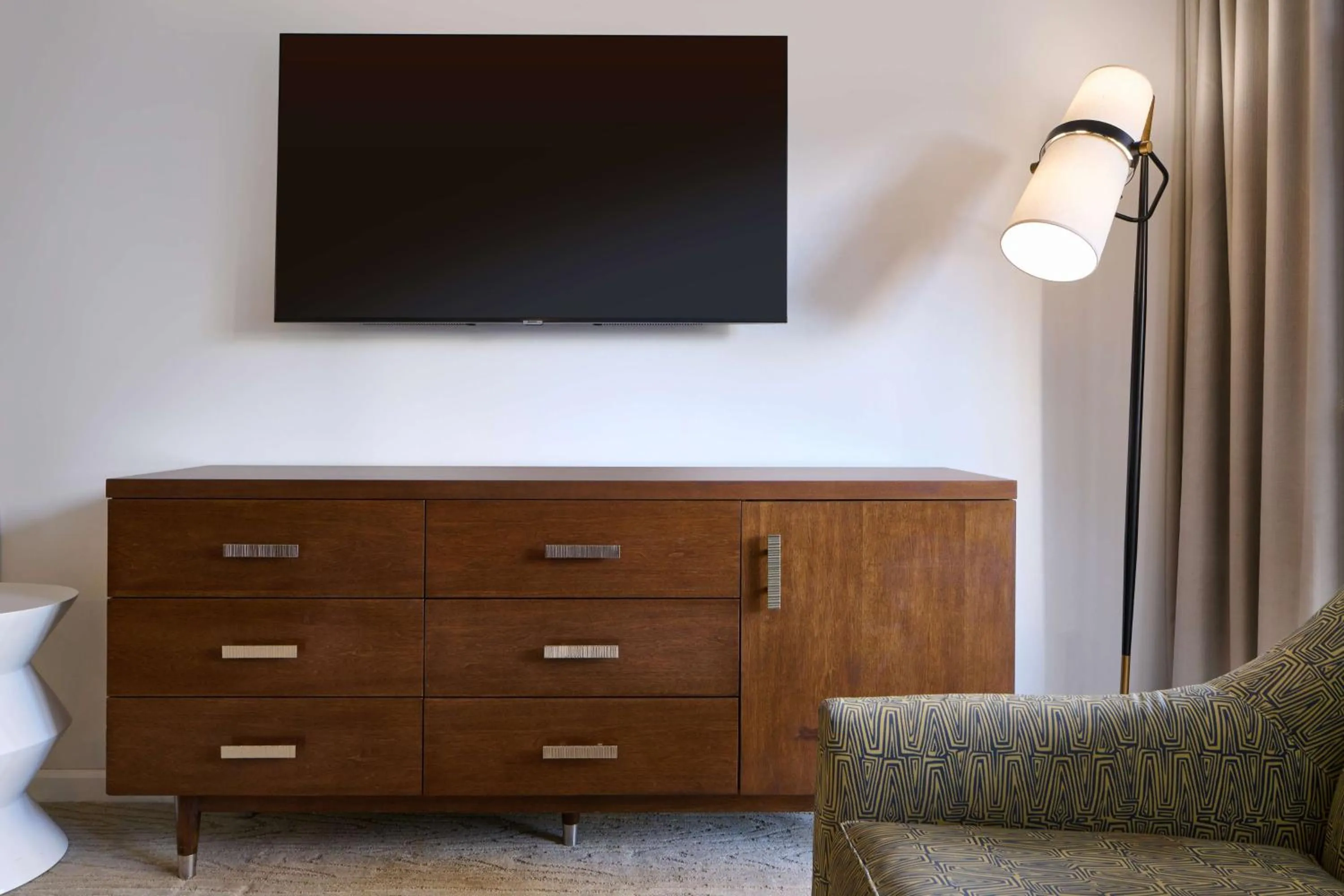 TV and multimedia in Ilikai Hotel & Luxury Suites