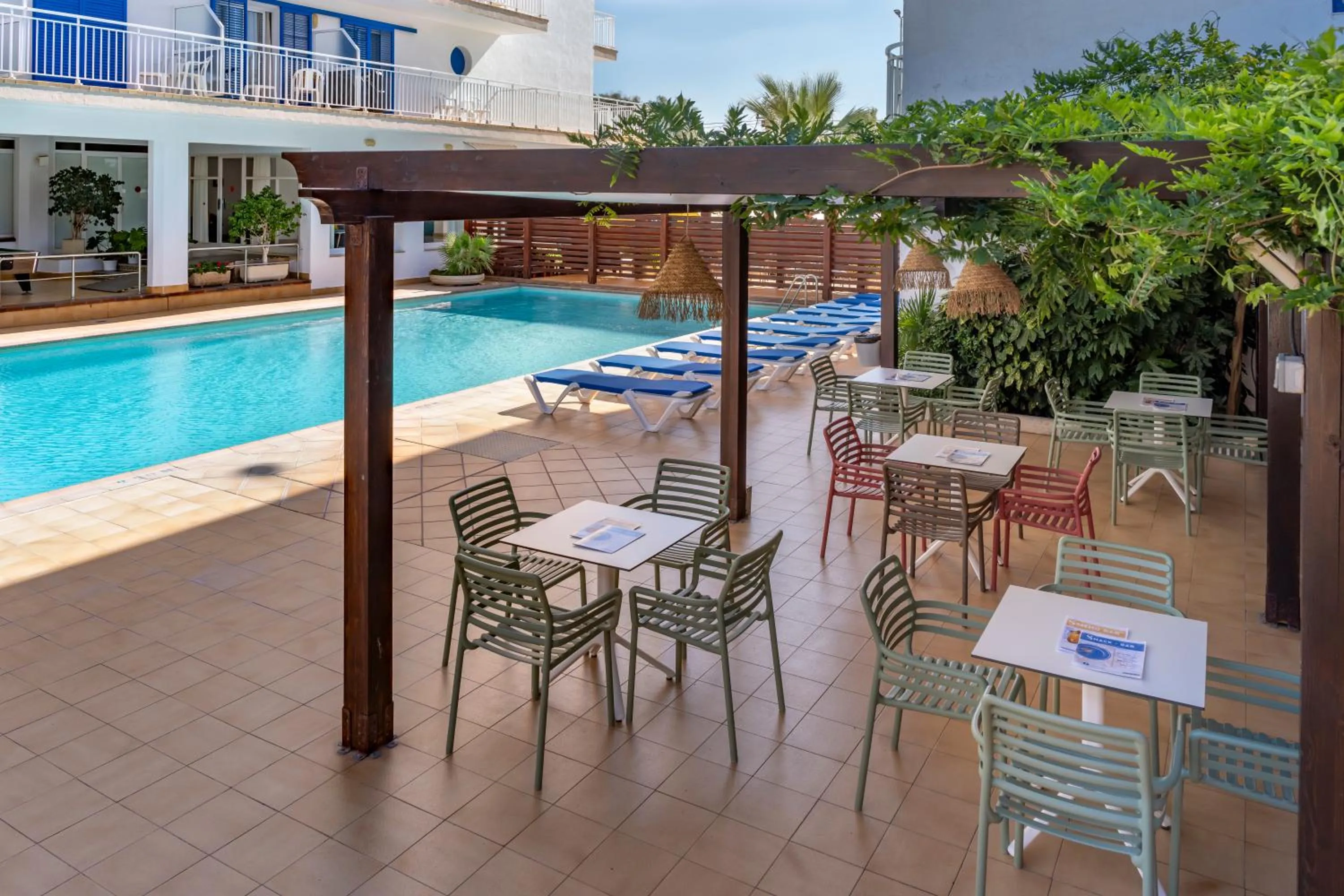 Swimming pool in Hotel Sorrabona