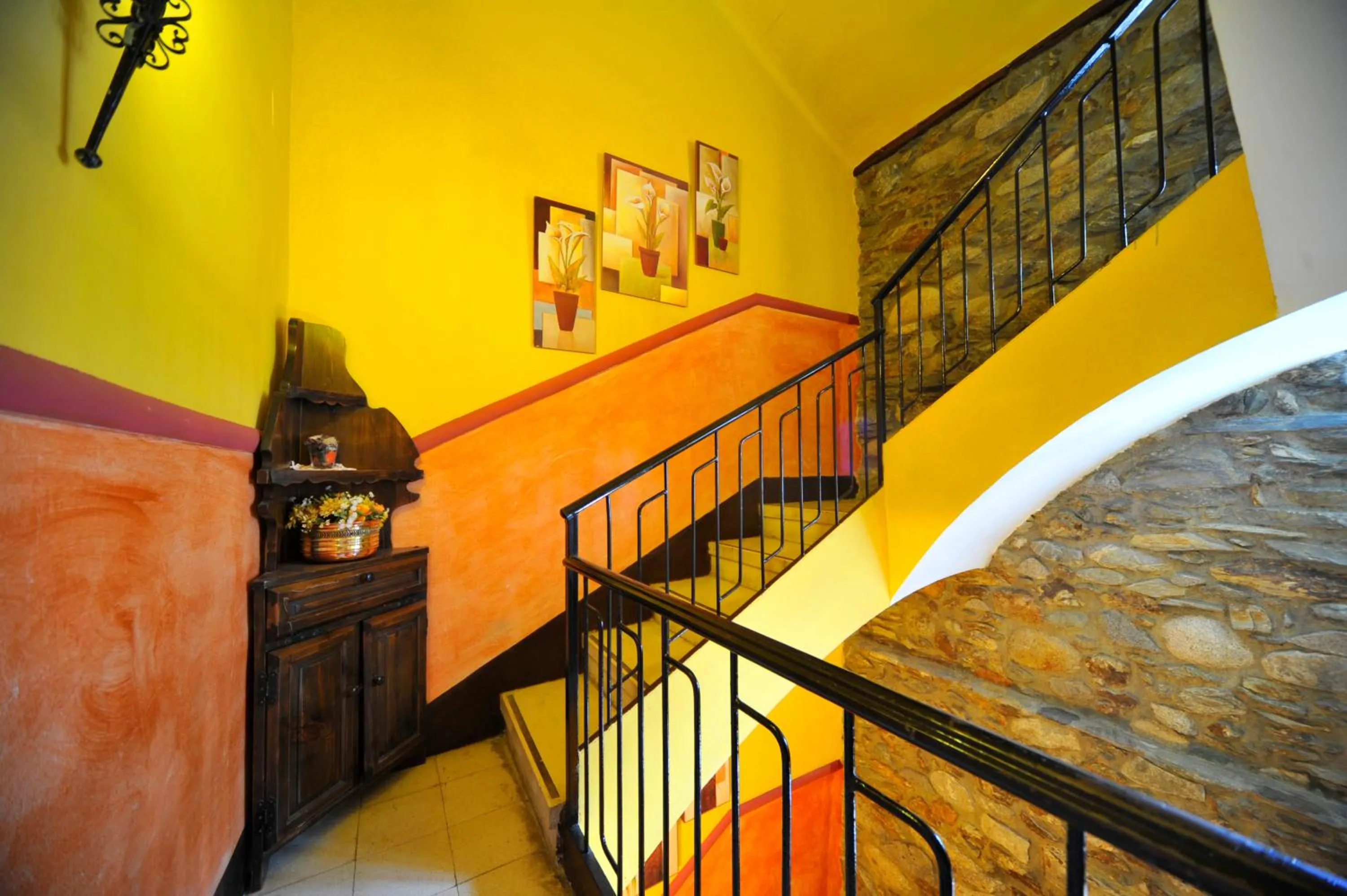 Area and facilities in Hostal Vall D'Aneu by Arcas & Sambola