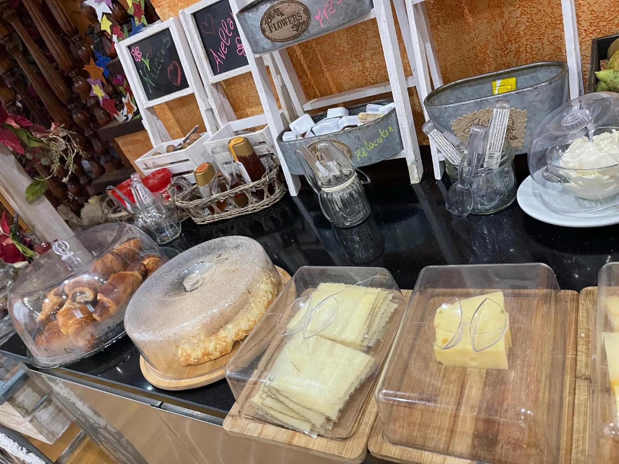 Restaurant/places to eat in Hostal Vall D'Aneu by Arcas & Sambola