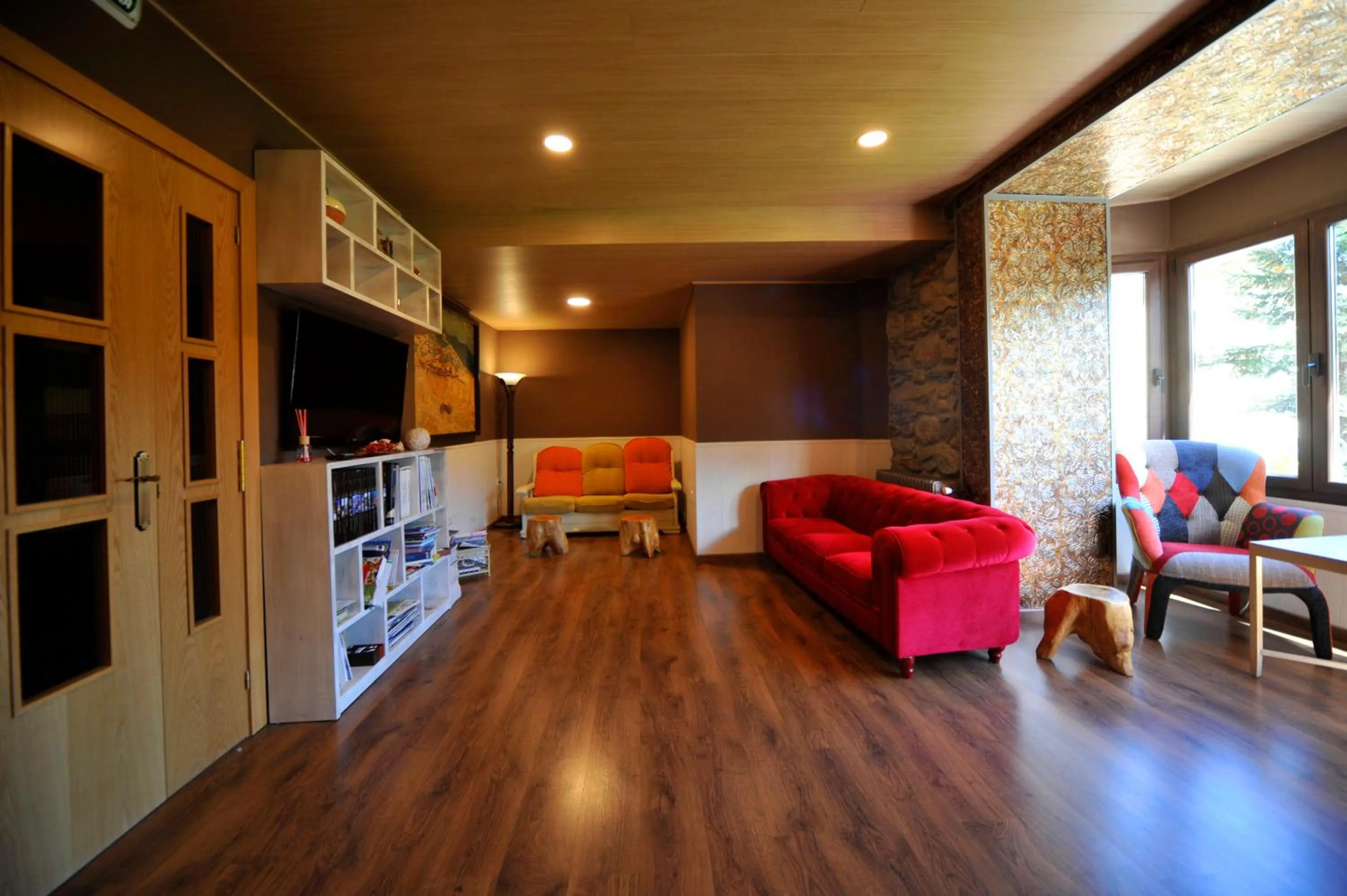 Communal lounge/ TV room in Hostal Vall D'Aneu by Arcas & Sambola