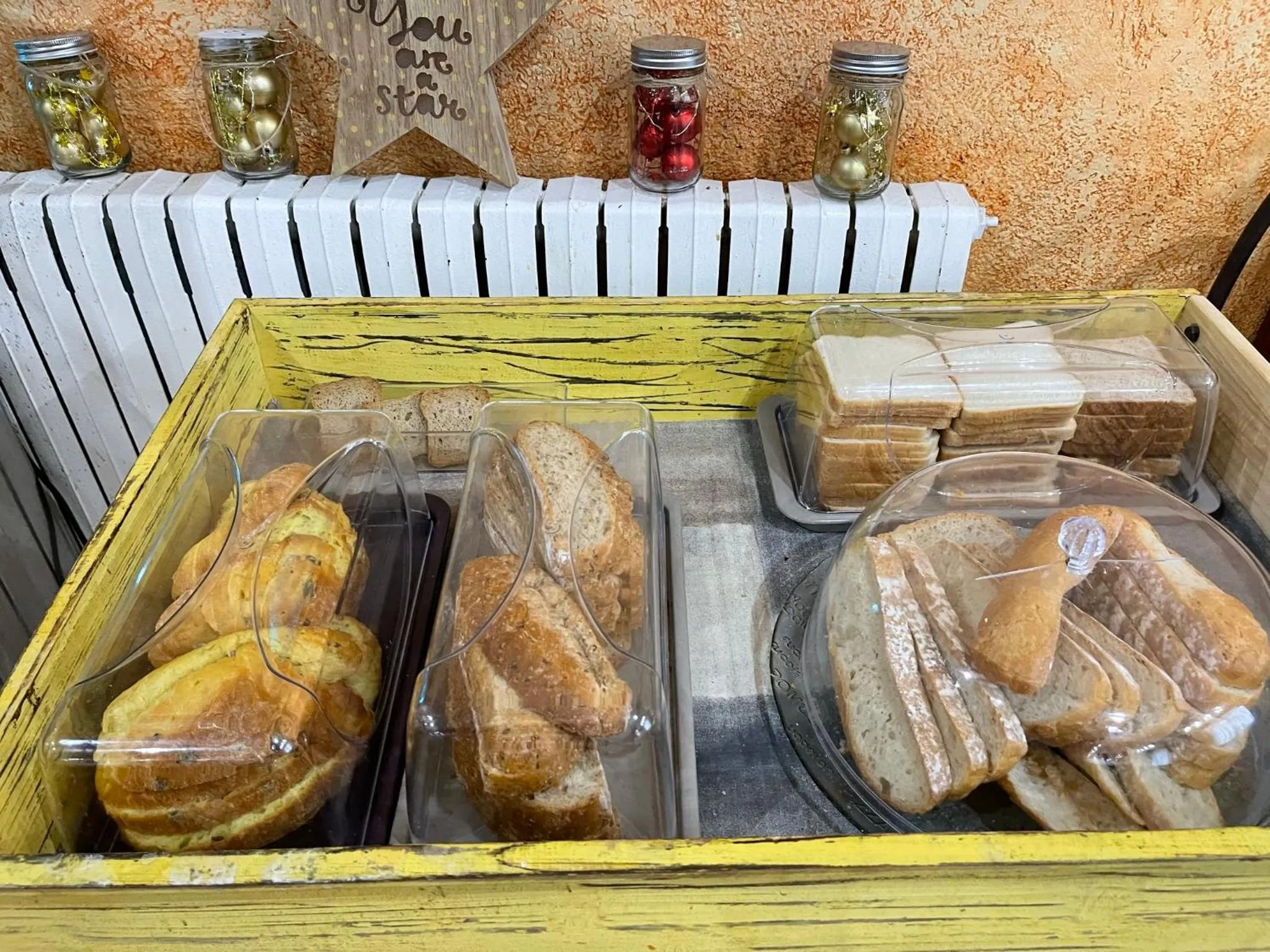 Restaurant/places to eat in Hostal Vall D'Aneu by Arcas & Sambola