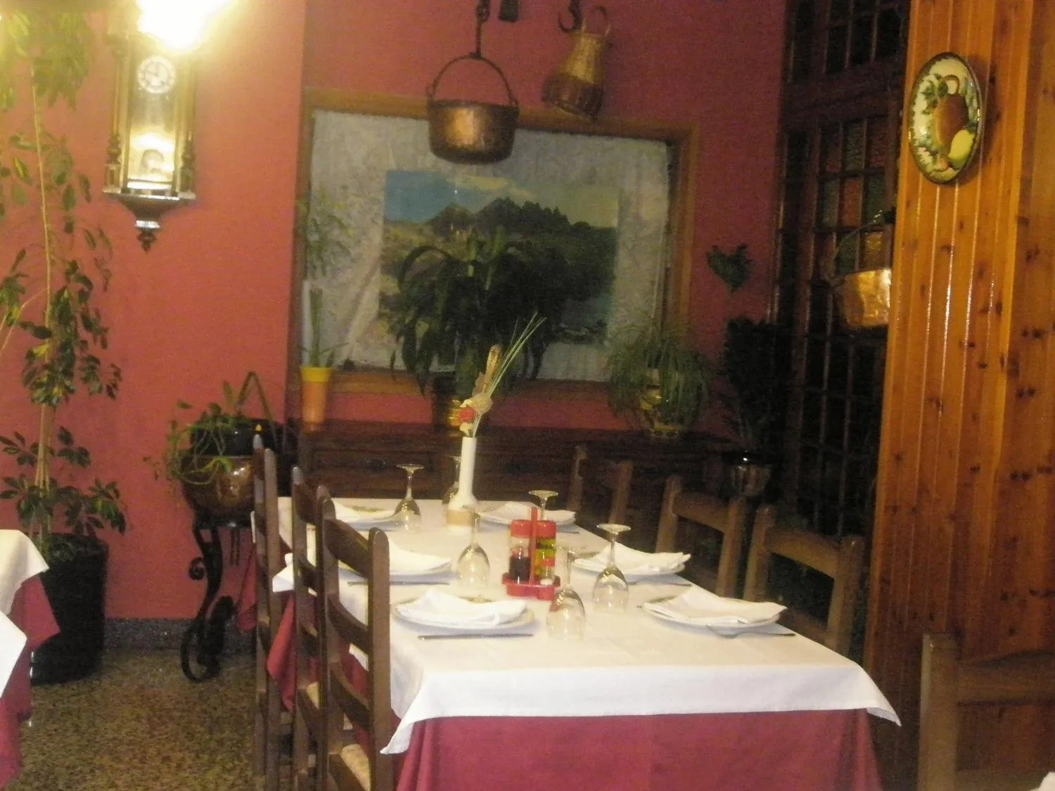 Restaurant/places to eat in Hostal Vall D'Aneu by Arcas & Sambola