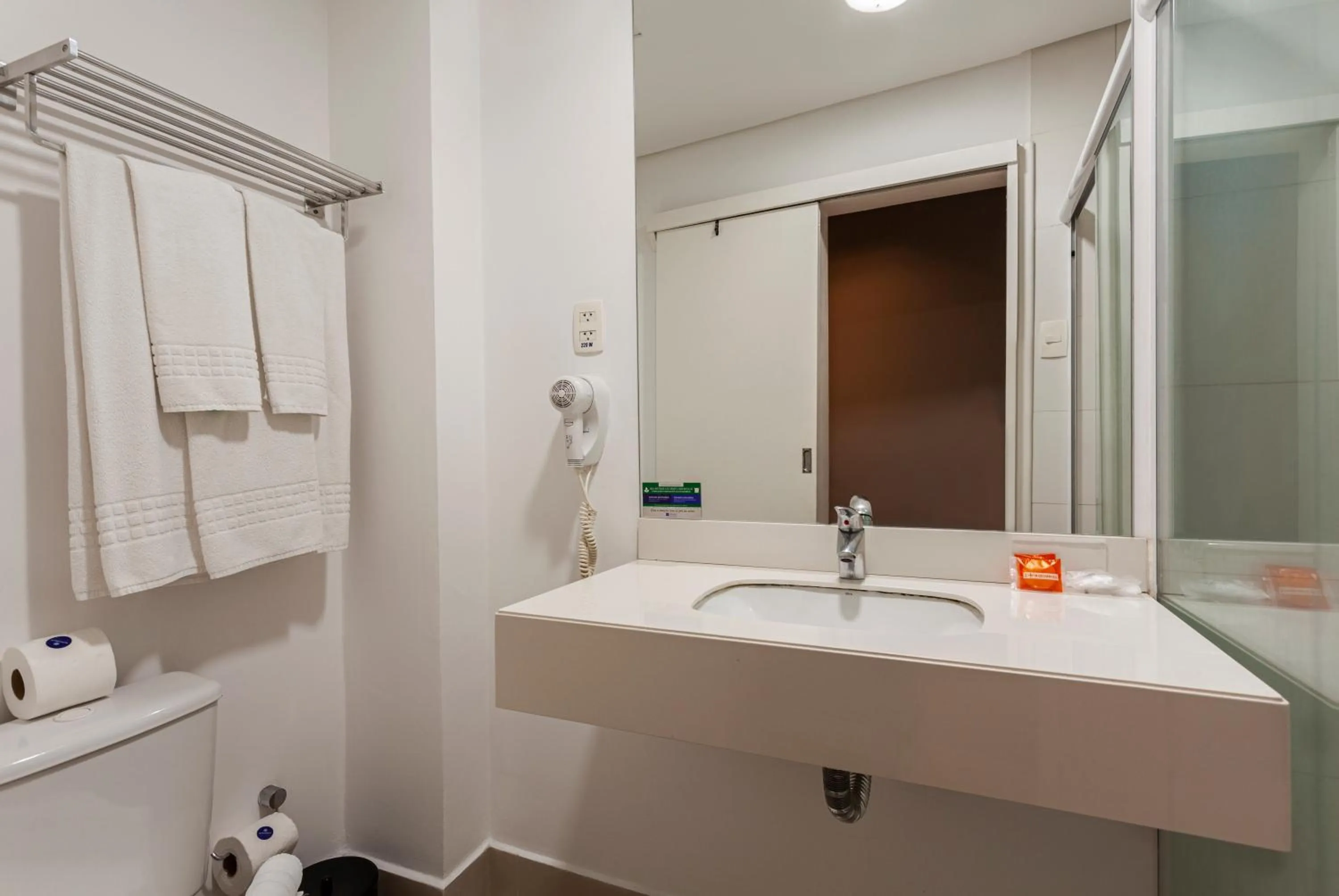 Toilet in Marambaia Hotel e Convenções