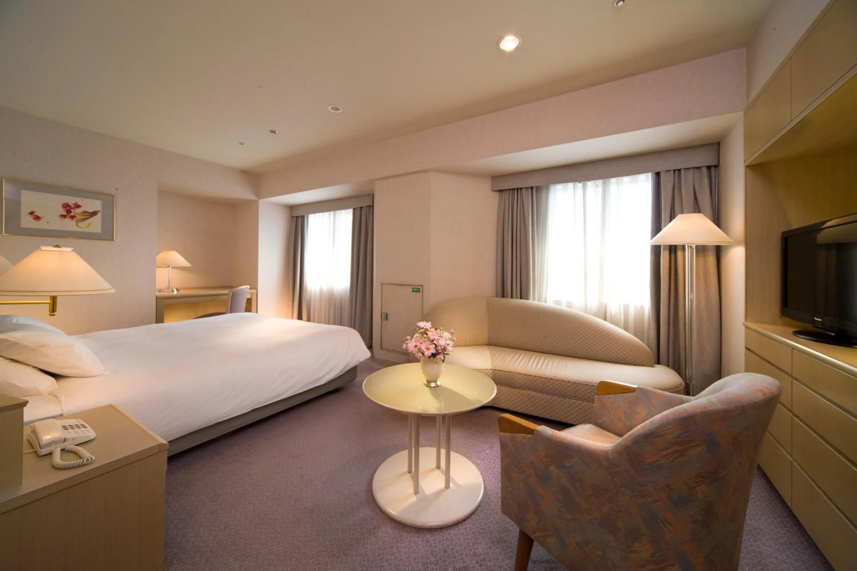 Photo of the whole room, Bed in Miyako Hotel Amagasaki